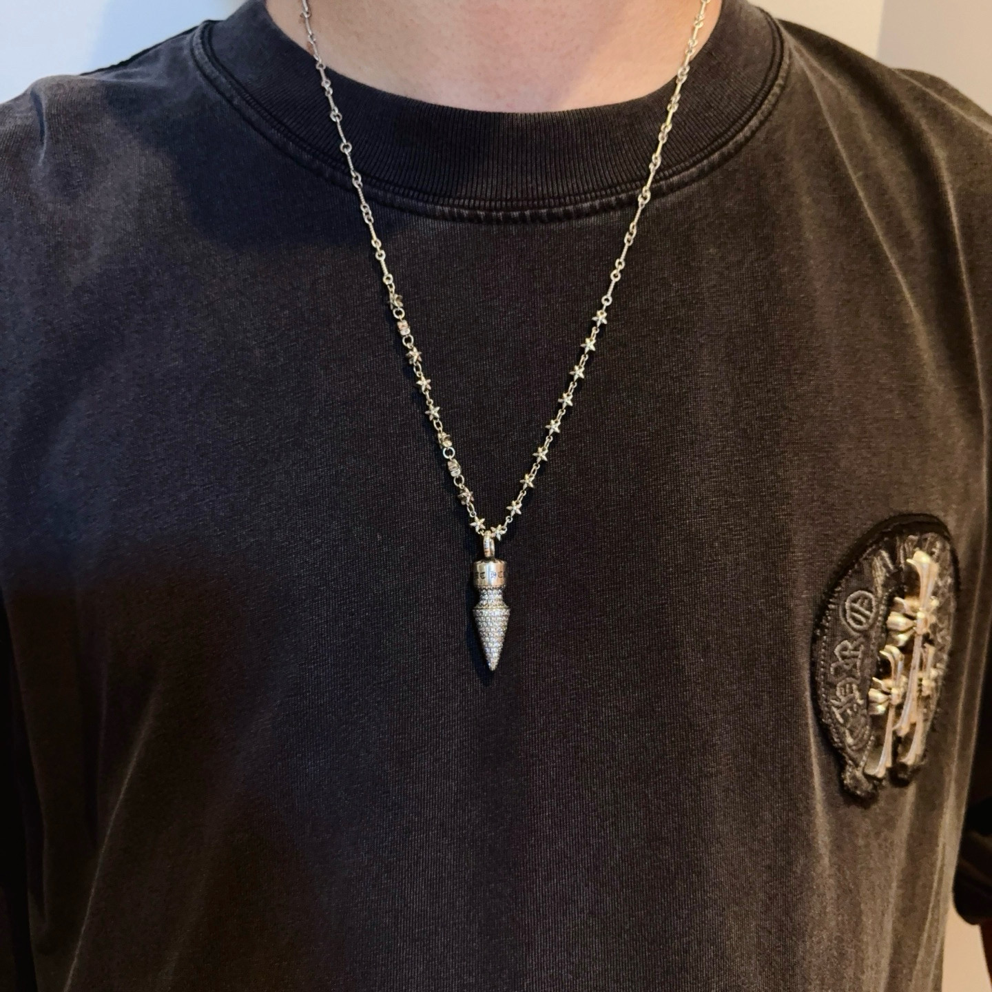 NO:724850,New [counter quality] Chrome Hearts classic retro necklace, full diamond bullet pendant, concave and convex shapes, different pattern design styles, showing a distinctive cross, Scout flower is the symbol of Chrome Hearts, so it is more durable. Genuine pattern-printed Chrome Hearts distinguishes the ordinary light version in the market. Match the version and standard quality. Look at the printing details, the degree of retro gray oxidation. Seiko version!  !  !  Purely handmade ~ Authentic open mold fashion essentials. Can be worn by both men and women. Same style for couples. Official website original. Rock punk Thai silver style. Retro elements. Trendy and versatile!  , jewelry boutique, chrome hearts, chrome hearts, necklace19860909新款【专柜品质】Chrome Hearts克罗心经典复古项链 满钻子弹吊坠 凹凸造型不同的花纹设计风格 呈现出与众不同 十字架 童军花是克罗心的志 所以更经久不衰 正品打版Chrome Hearts克罗心 区别市场普通轻版 对版对标品质 看字印细节 复古做旧灰氧程度.精工版本！！！ 纯手工打造 ～正品开模潮流时尚必备 男女均可佩戴 情侣同款 官网原版 摇滚朋克泰银风格 复古元素 潮流百搭！,饰品精品,chrome hearts,chrome hearts,necklace,Jewelry