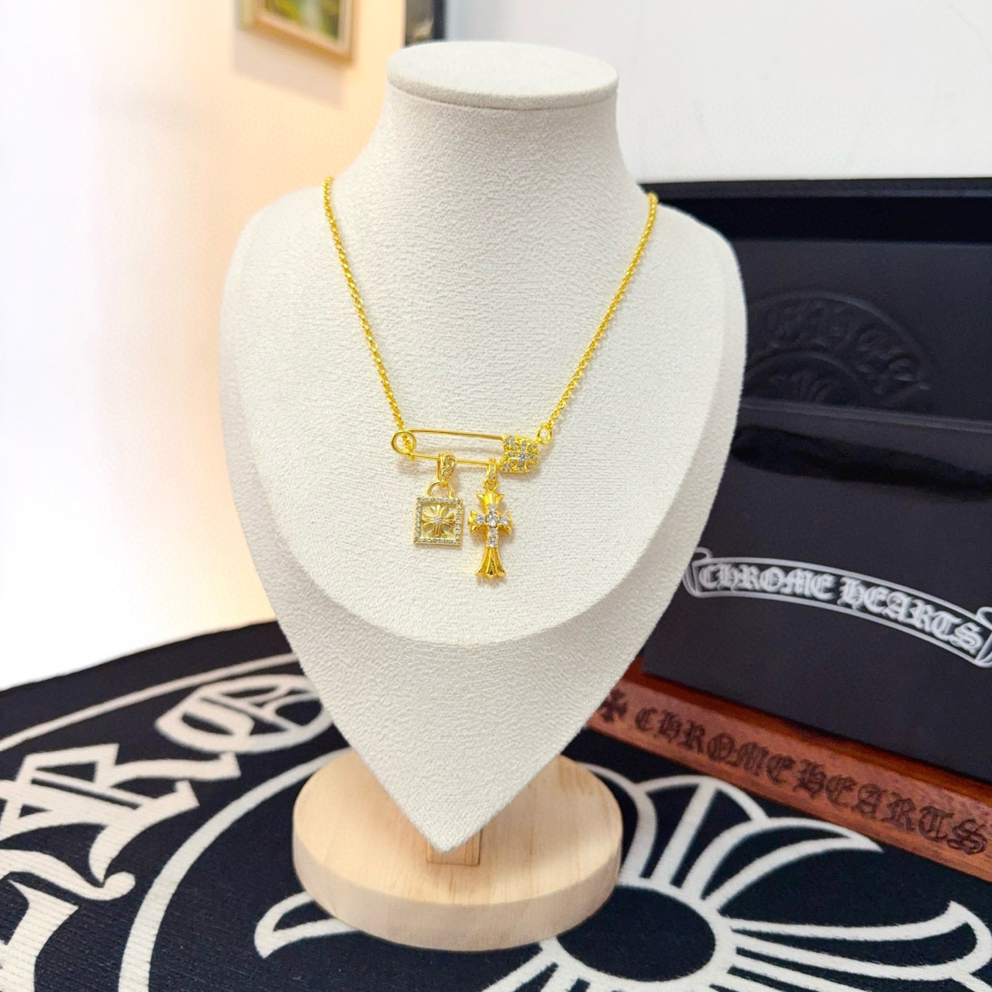 NO:724813,New [counter quality] Chrome Hearts gold pin necklace, whistle pendant, concave and convex shapes with different pattern design styles, showing a distinctive cross. The Scout flower is the symbol of Chrome Hearts, so it is more durable. Genuine pattern-printed Chrome Hearts distinguishes the ordinary light version in the market. Check the quality of the version. Look at the printing details. The degree of retro gray oxidation. Seiko version!  !  !  Purely handmade ~ Authentic open mold fashion essentials. Can be worn by both men and women. Same style for couples. Official website original. Rock punk Thai silver style. Retro elements. Trendy and versatile!  , jewelry boutique, chrome hearts, chrome hearts, necklace, gold19860909新款【专柜品质】Chrome Hearts克罗心黄金色别针项链 哨子吊坠 凹凸造型不同的花纹设计风格 呈现出与众不同 十字架 童军花是克罗心的志 所以更经久不衰 正品打版Chrome Hearts克罗心 区别市场普通轻版 对版对标品质 看字印细节 复古做旧灰氧程度.精工版本！！！ 纯手工打造 ～正品开模潮流时尚必备 男女均可佩戴 情侣同款 官网原版 摇滚朋克泰银风格 复古元素 潮流百搭！,饰品精品,chrome hearts,chrome hearts,necklace,gold,Jewelry