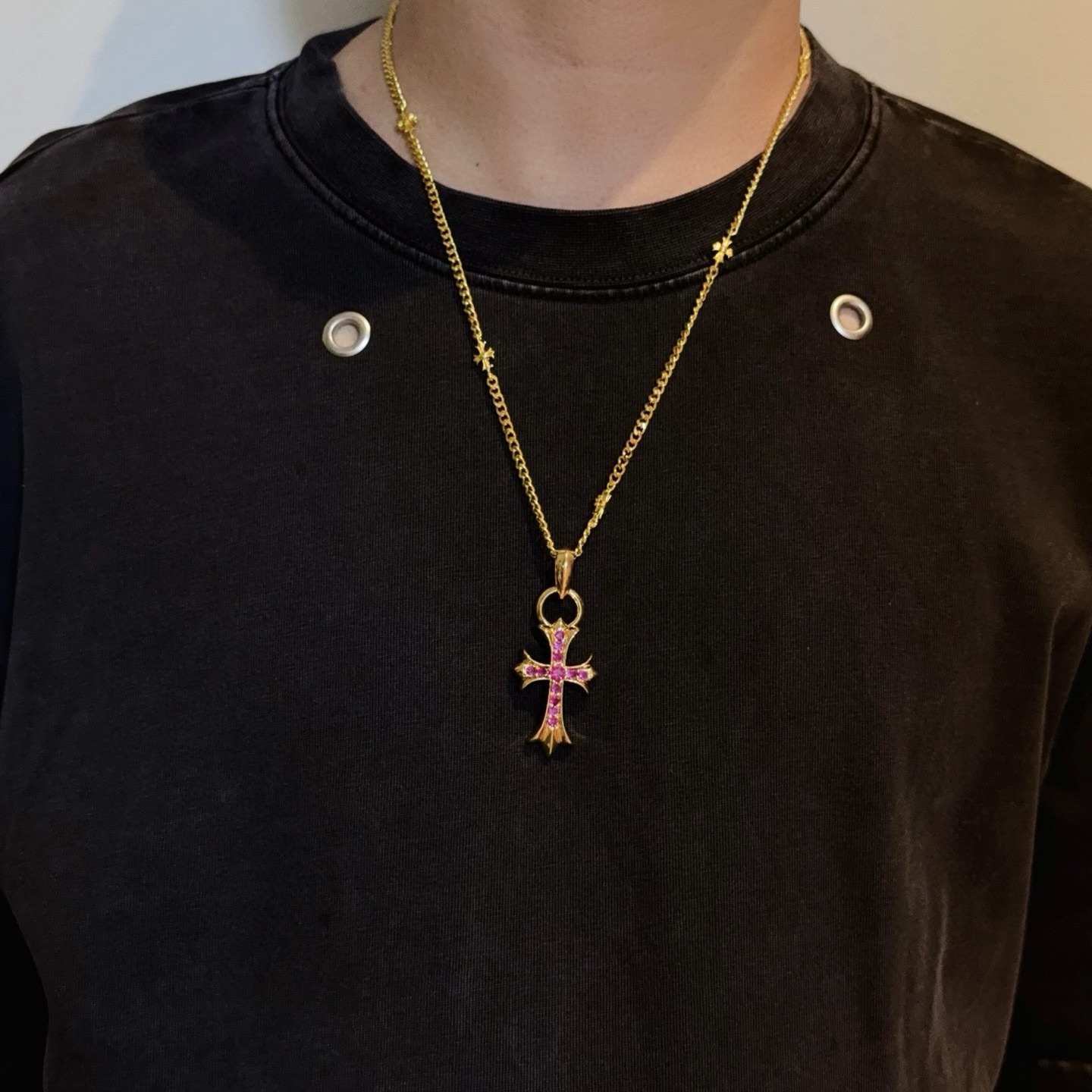 NO:724828,New [counter quality] Chrome Hearts gold multi-element pink diamond cross necklace. The concave and convex shapes have different pattern design styles, showing a distinctive cross. The Scout flower is the symbol of Chrome Hearts, so it is more durable. Genuine pattern-printed Chrome Hearts distinguishes the ordinary light version on the market. Match the version and benchmark quality. Look at the printing details. The degree of retro gray oxidation. Seiko version!  !  !  Purely handmade ~ Authentic open mold fashion essentials. Can be worn by both men and women. Same style for couples. Official website original. Rock punk Thai silver style. Retro elements. Trendy and versatile!  , jewelry boutique, chrome hearts, chrome hearts, necklace, gold19860909新款【专柜品质】Chrome Hearts克罗心黄金色多元素粉钻十字架项链 凹凸造型不同的花纹设计风格 呈现出与众不同 十字架 童军花是克罗心的志 所以更经久不衰 正品打版Chrome Hearts克罗心 区别市场普通轻版 对版对标品质 看字印细节 复古做旧灰氧程度.精工版本！！！ 纯手工打造 ～正品开模潮流时尚必备 男女均可佩戴 情侣同款 官网原版 摇滚朋克泰银风格 复古元素 潮流百搭！,饰品精品,chrome hearts,chrome hearts,necklace,gold,Jewelry
