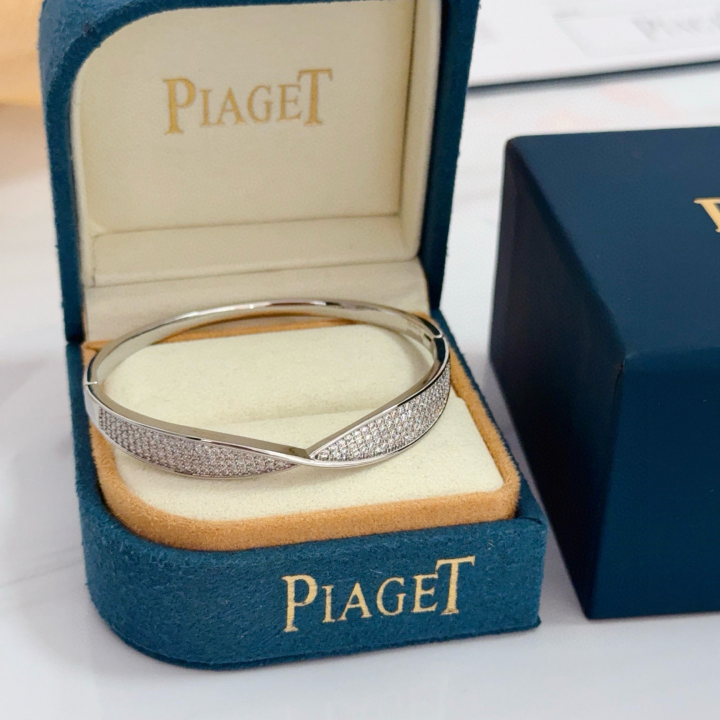 NO:725287,Piaget bracelet, high-end customized version, inlaid with diamonds, made of V gold material, showing luxury in every detail. The metal texture and texture complement each other, shining under the light, reflecting the luxury and elegance. Whether it is a business occasion or a sweet date, it can highlight the delicacy and elegance~ It is so beautiful to get it, it is definitely your dream bracelet., jewelry boutique, Piaget, bracelet19860909Piaget伯爵手镯, 高端定制版本 镶嵌钻工艺 ,V金材质 ,细节处尽显奢华.金属质感与纹理相互映衬,光线之下,熠熠生辉,体现了奢华与典雅的气质.无论是商务场合还是甜蜜约会都能凸显精致和优雅~上手都太美了,绝对是你的梦中情镯.,饰品精品,piaget,bracelet,Jewelry