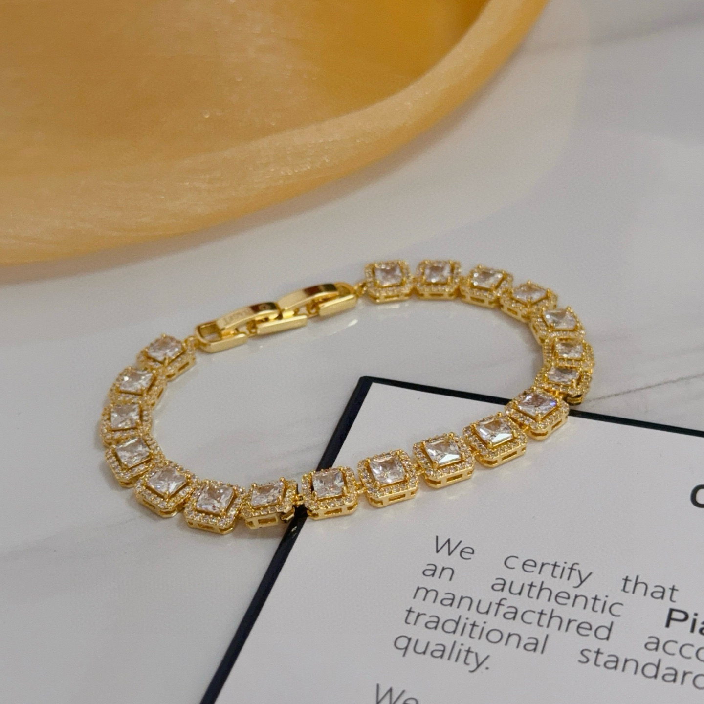 NO:725291,Piaget bracelet, high-end customized version, inlaid with diamonds, made of V gold material, showing luxury in every detail. The metal texture and texture complement each other, shining under the light, reflecting the luxury and elegance. Whether it is a business occasion or a sweet date, it can highlight the delicacy and elegance~ It is so beautiful to get it, it is definitely your dream bracelet., jewelry boutique, Piaget, bracelet19860909Piaget伯爵手链,高端定制版本 镶嵌钻工艺 ,V金材质 ,细节处尽显奢华.金属质感与纹理相互映衬,光线之下,熠熠生辉,体现了奢华与典雅的气质.无论是商务场合还是甜蜜约会都能凸显精致和优雅~上手都太美了,绝对是你的梦中情镯.,饰品精品,piaget,bracelet,Jewelry