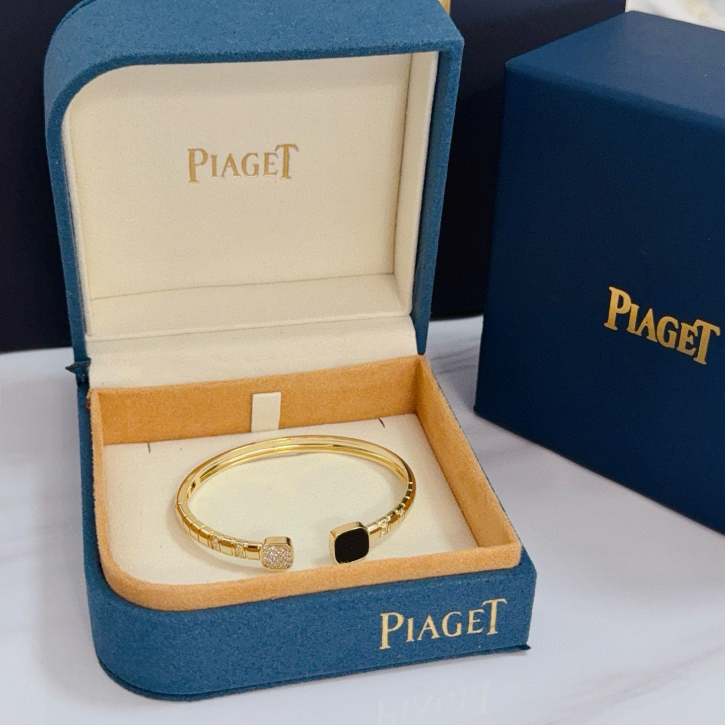 NO:725294,Piaget bracelet, high-end customized version, inlaid with diamonds, made of V gold material, showing luxury in every detail. The metal texture and texture complement each other, shining under the light, reflecting the luxury and elegance. Whether it is a business occasion or a sweet date, it can highlight the delicacy and elegance~ It is so beautiful to get it, it is definitely your dream bracelet., jewelry boutique, Piaget, bracelet19860909Piaget伯爵手镯, 高端定制版本 镶嵌钻工艺 ,V金材质 ,细节处尽显奢华.金属质感与纹理相互映衬,光线之下,熠熠生辉,体现了奢华与典雅的气质.无论是商务场合还是甜蜜约会都能凸显精致和优雅~上手都太美了,绝对是你的梦中情镯.,饰品精品,piaget,bracelet,Jewelry