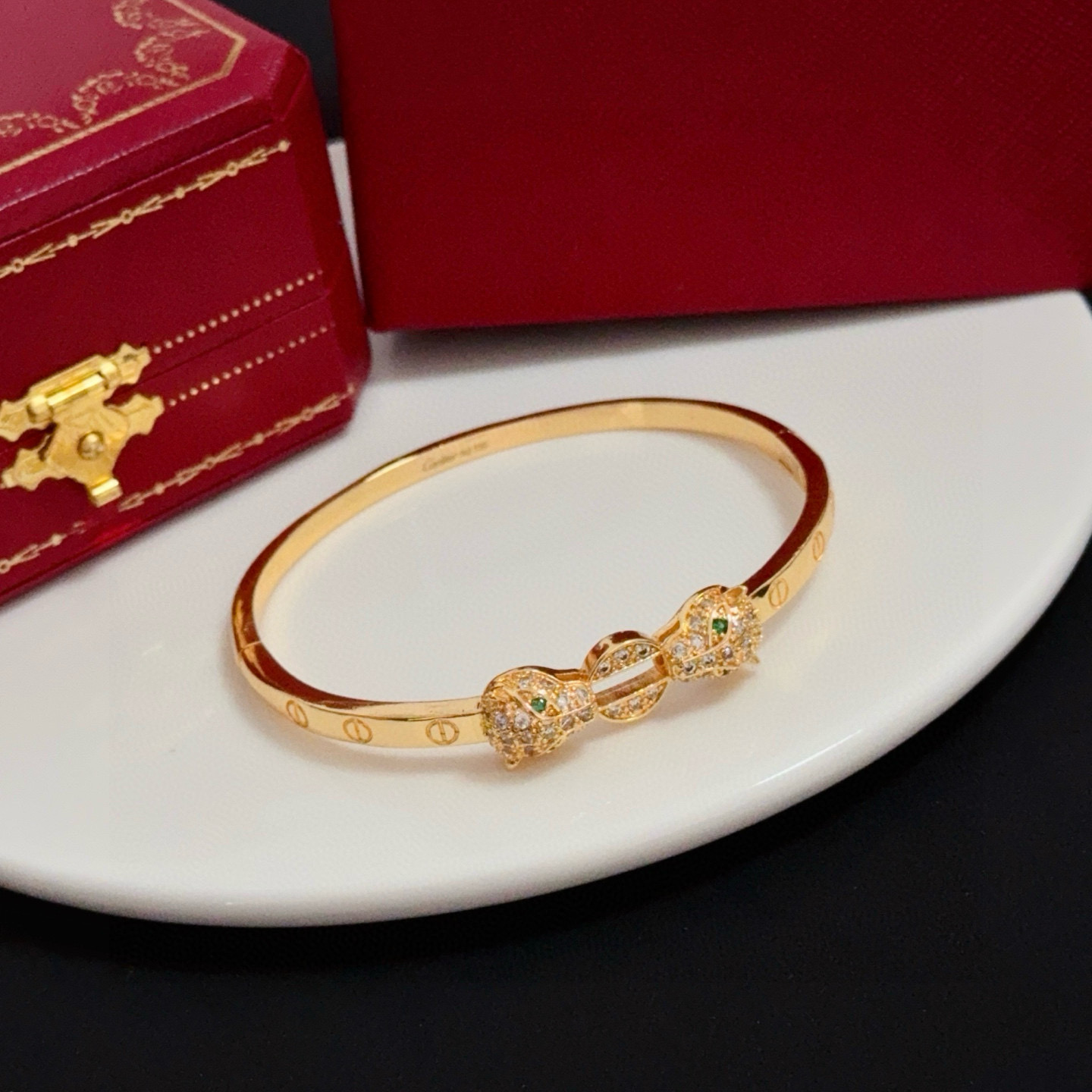 NO:725299,Cartier diamond-encrusted cheetah bracelet, high-end customized version, diamond-encrusted craftsmanship, V-gold material, classic and fashionable style, using sharp lines to reconstruct the aesthetics of love!  Breaking the rules, the diamond-encrusted design actually achieves the ceiling of high-end sense - no need for flashy accumulation, love should be as pure as ever. Cartier is loved by many celebrities and Internet celebrities. The Leopard series bracelet is absolutely an eternal classic, and it is not limited to men and women, and there is no age limit!  Wear it and you will be the center of attention!  , jewelry boutique, cartier, bracelet19860909卡地亚镶钻猎豹手镯 高端定制版本 镶嵌钻工艺 V金材质 经典而时尚风格 用凌厉线条重构爱情美学！打破常规,镶嵌钻设计反而成就高级感天花板——无需浮华堆砌,爱本应纯粹如初 卡地亚受众多明星网红的爱戴 豹子系列手镯 绝对是永恒经典 而且男女不限 年龄不限 ！戴上它你就是焦点！,饰品精品,cartier,bracelet,Jewelry