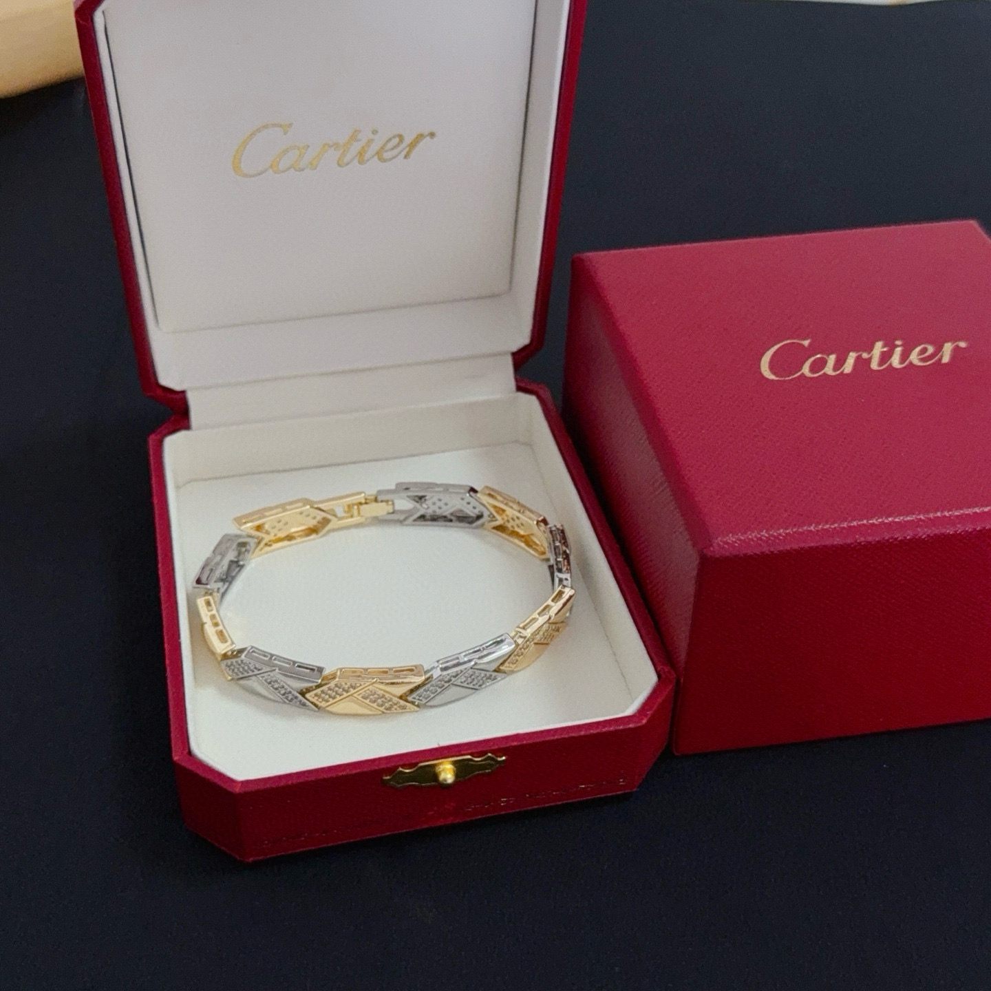 NO:725300,Cartier diamond-encrusted bracelet, high-end customized version, diamond-encrusted craftsmanship, V-gold material, classic and fashionable style, reconstructing the aesthetics of love with sharp lines!  Breaking the rules, the diamond-encrusted design actually achieves the ceiling of high-end sense - no need for flashy accumulation, love should be as pure as ever. Cartier is loved by many celebrities and Internet celebrities. The Leopard series bracelet is absolutely an eternal classic, and it is not limited to men and women, and there is no age limit!  Wear it and you will be the center of attention!  , jewelry boutique,cartier,bracelet,bracelet19860909卡地亚镶钻手链 高端定制版本 镶嵌钻工艺 V金材质 经典而时尚风格 用凌厉线条重构爱情美学！打破常规,镶嵌钻设计反而成就高级感天花板——无需浮华堆砌,爱本应纯粹如初 卡地亚受众多明星网红的爱戴 豹子系列手镯 绝对是永恒经典 而且男女不限 年龄不限 ！戴上它你就是焦点！,饰品精品,cartier,bracelet,bracelet,Jewelry