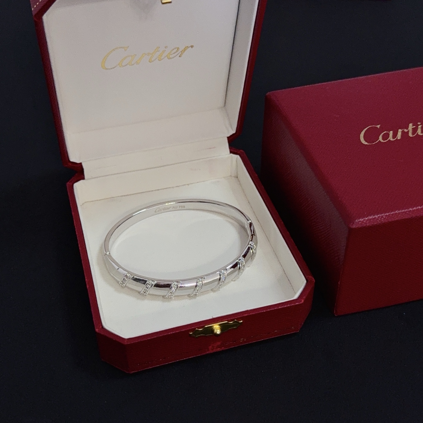 NO:725037,Cartier bracelet, high-end customized version, inlaid with diamond craftsmanship, V gold material, classic and fashionable style, reconstructing the aesthetics of love with sharp lines!  Breaking the rules, the diamond-encrusted design actually achieves the ceiling of high-end sense - no need for flashy accumulation, love should be as pure as ever. Cartier is loved by many celebrities and Internet celebrities. The Leopard series bracelet is absolutely an eternal classic, and it is not limited to men and women, and there is no age limit!  Wear it and you will be the center of attention!  , jewelry boutique, cartier, bracelet19860909卡地亚手镯 高端定制版本 镶嵌钻工艺 V金材质 经典而时尚风格 用凌厉线条重构爱情美学！打破常规,镶嵌钻设计反而成就高级感天花板——无需浮华堆砌,爱本应纯粹如初 卡地亚受众多明星网红的爱戴 豹子系列手镯 绝对是永恒经典 而且男女不限 年龄不限 ！戴上它你就是焦点！,饰品精品,cartier,bracelet,Jewelry