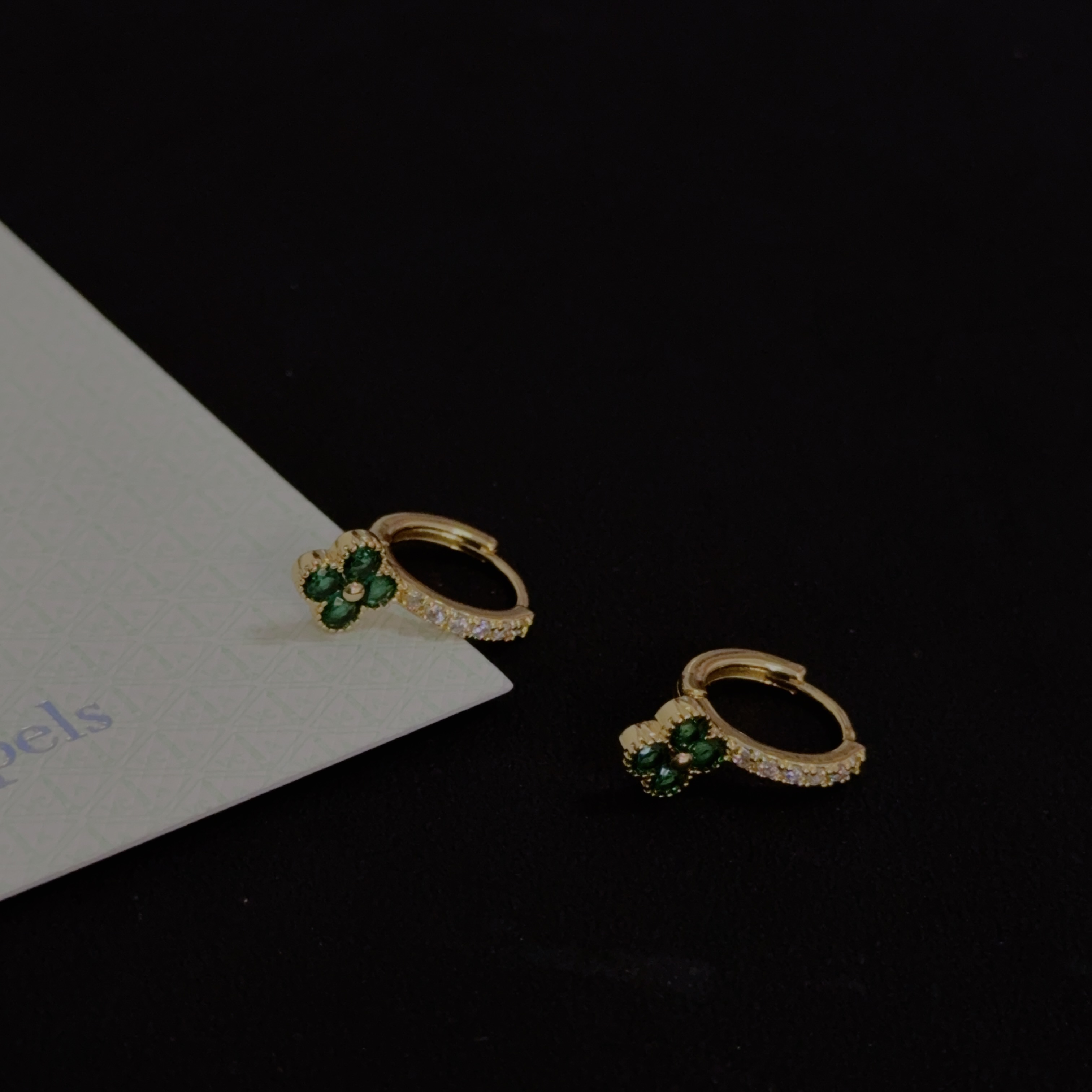 Boucles d'oreilles Van Cleef Arpels Alhambra en métal doré jaune avec motifs de trèfles de pierres précieuses vertes et accents de diamants clairs diamètre du cerceau de 10 mm