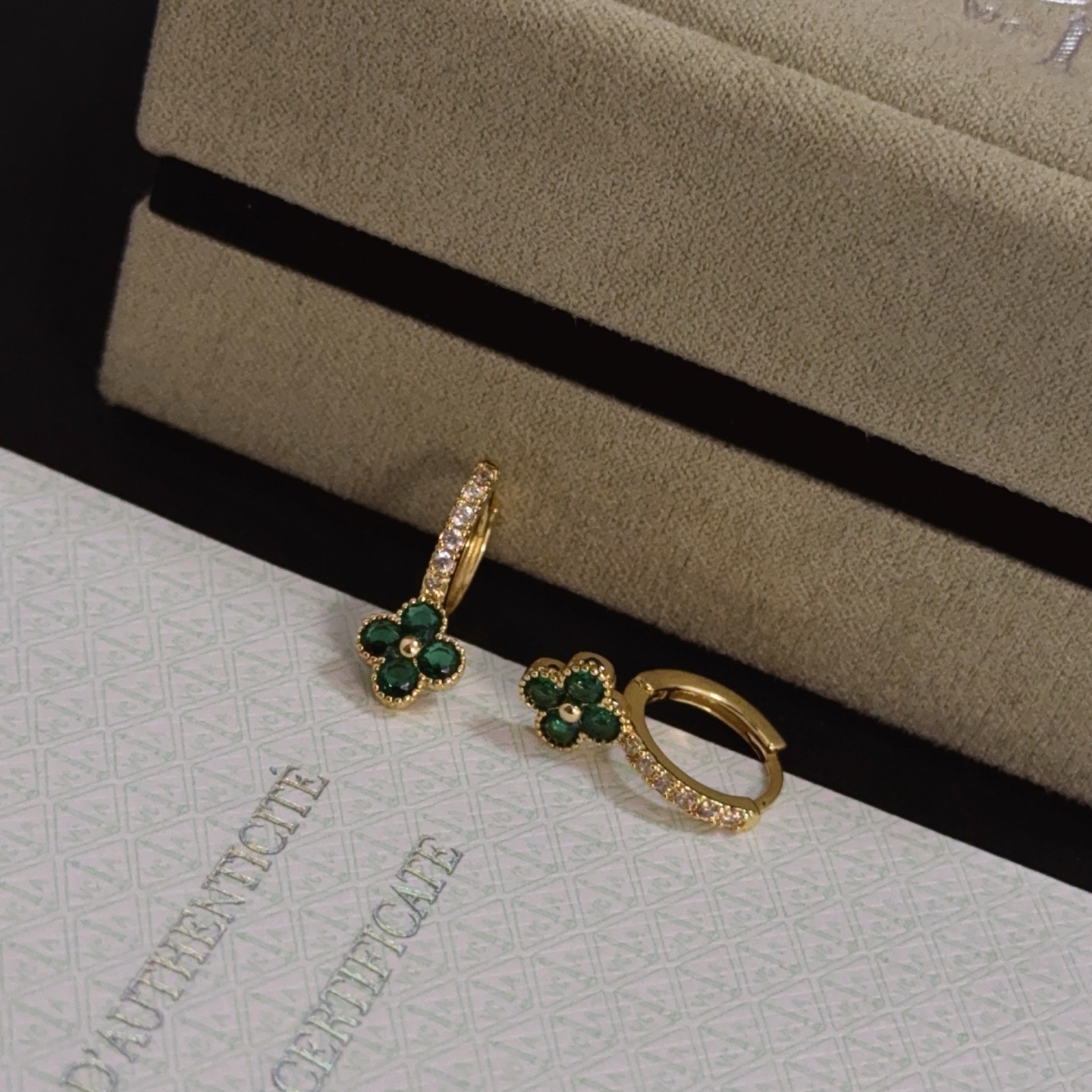 Boucles d'oreilles Van Cleef Arpels Alhambra en métal doré jaune avec motifs de trèfles de pierres précieuses vertes et accents de diamants clairs diamètre du cerceau de 10 mm