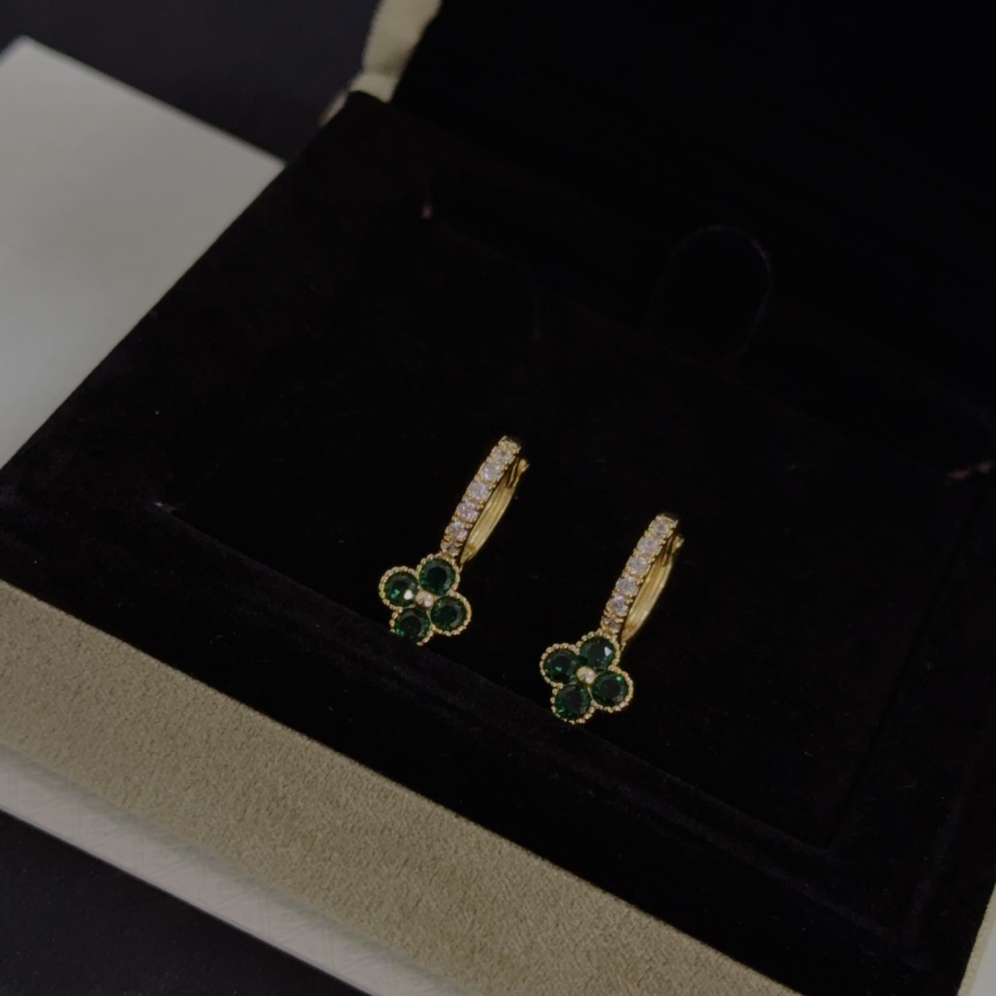 Boucles d'oreilles Van Cleef Arpels Alhambra en métal doré jaune avec motifs de trèfles de pierres précieuses vertes et accents de diamants clairs diamètre du cerceau de 10 mm
