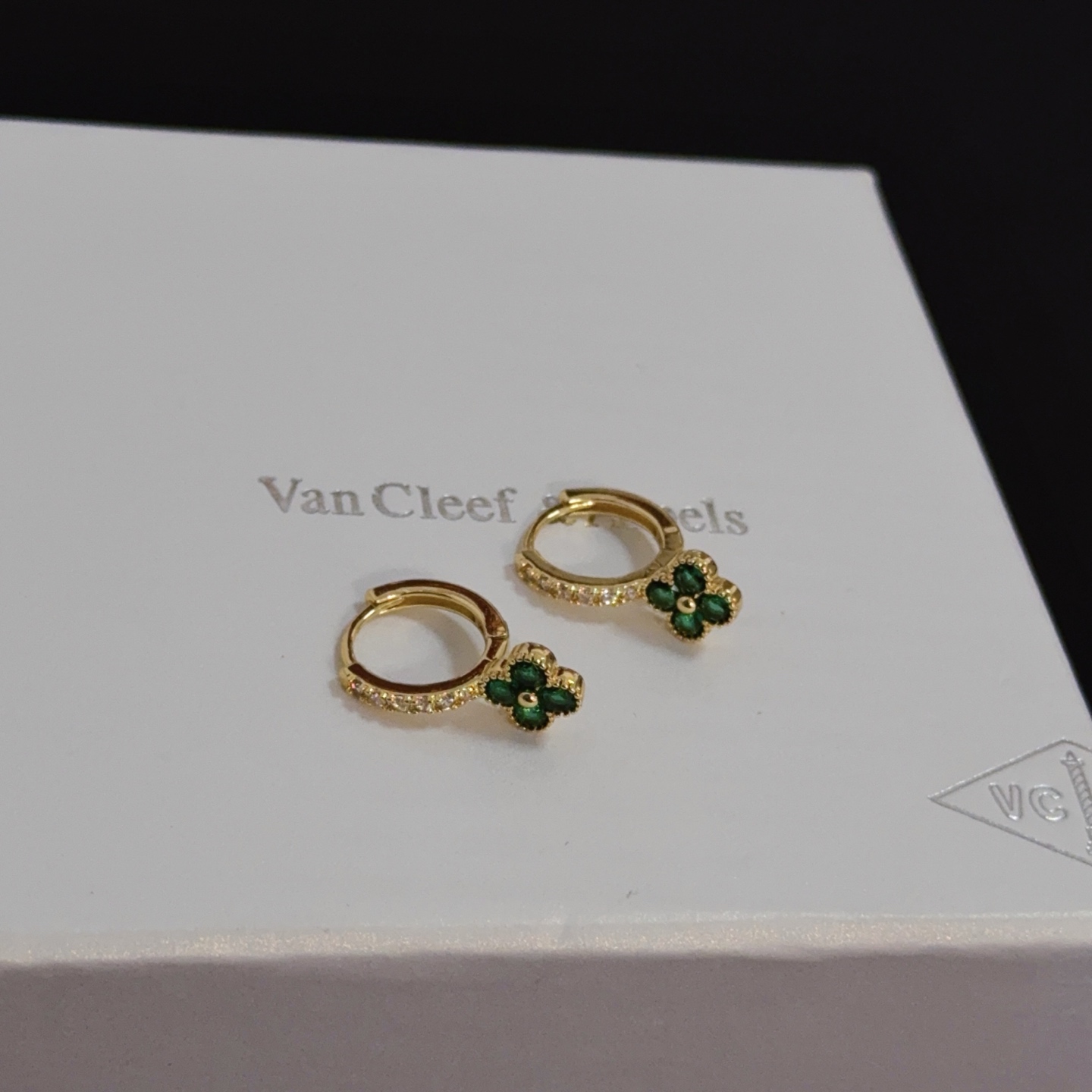 Boucles d'oreilles Van Cleef Arpels Alhambra en métal doré jaune avec motifs de trèfles de pierres précieuses vertes et accents de diamants clairs diamètre du cerceau de 10 mm