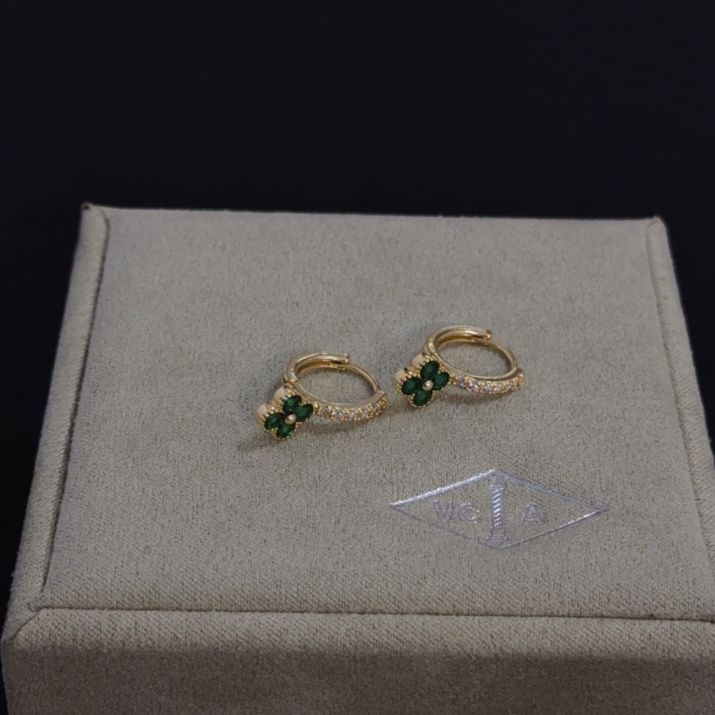 Boucles d'oreilles Van Cleef Arpels Alhambra en métal doré jaune avec motifs de trèfles de pierres précieuses vertes et accents de diamants clairs diamètre du cerceau de 10 mm