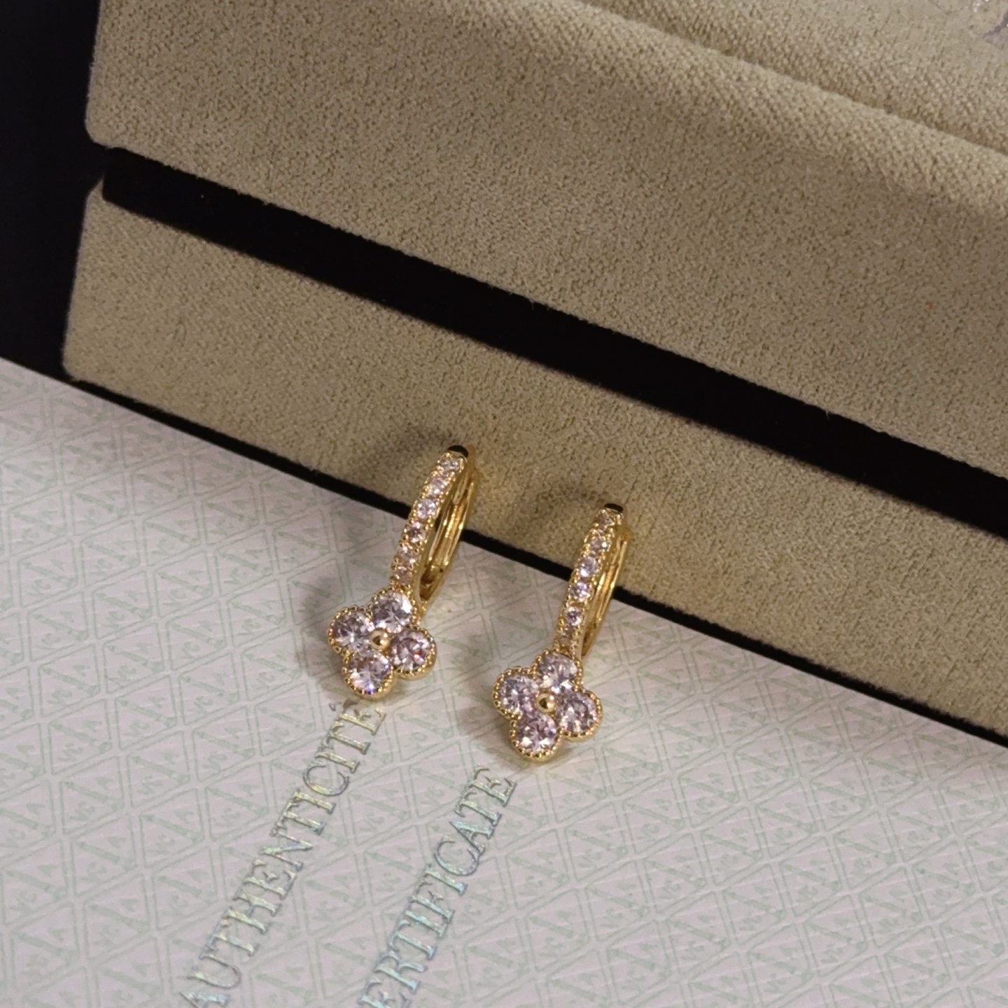 Orecchini Van Cleef Arpels Alhambra in oro giallo con accenti di diamanti trasparenti, diametro del cerchio di 12 mm