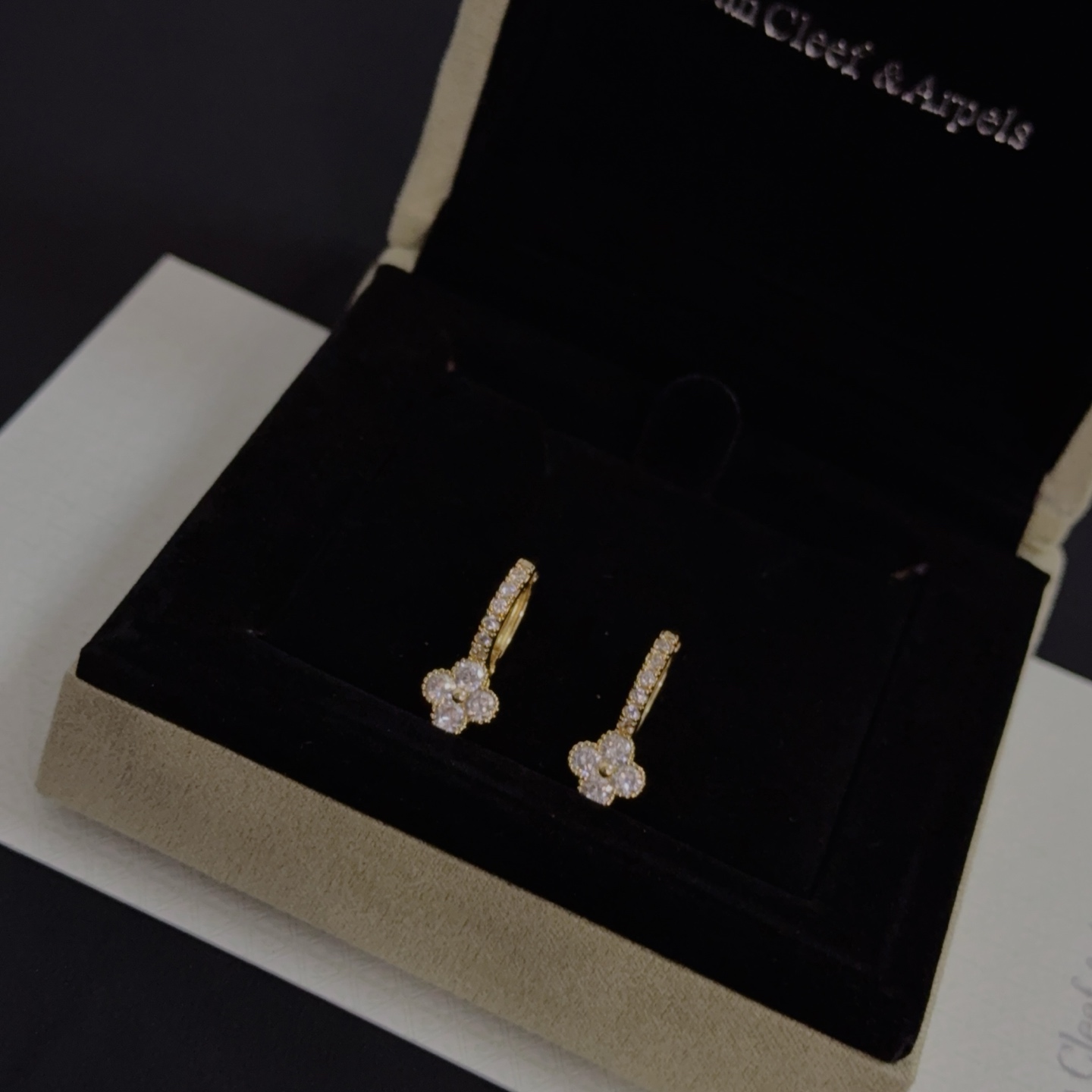Orecchini Van Cleef Arpels Alhambra in oro giallo con accenti di diamanti trasparenti, diametro del cerchio di 12 mm