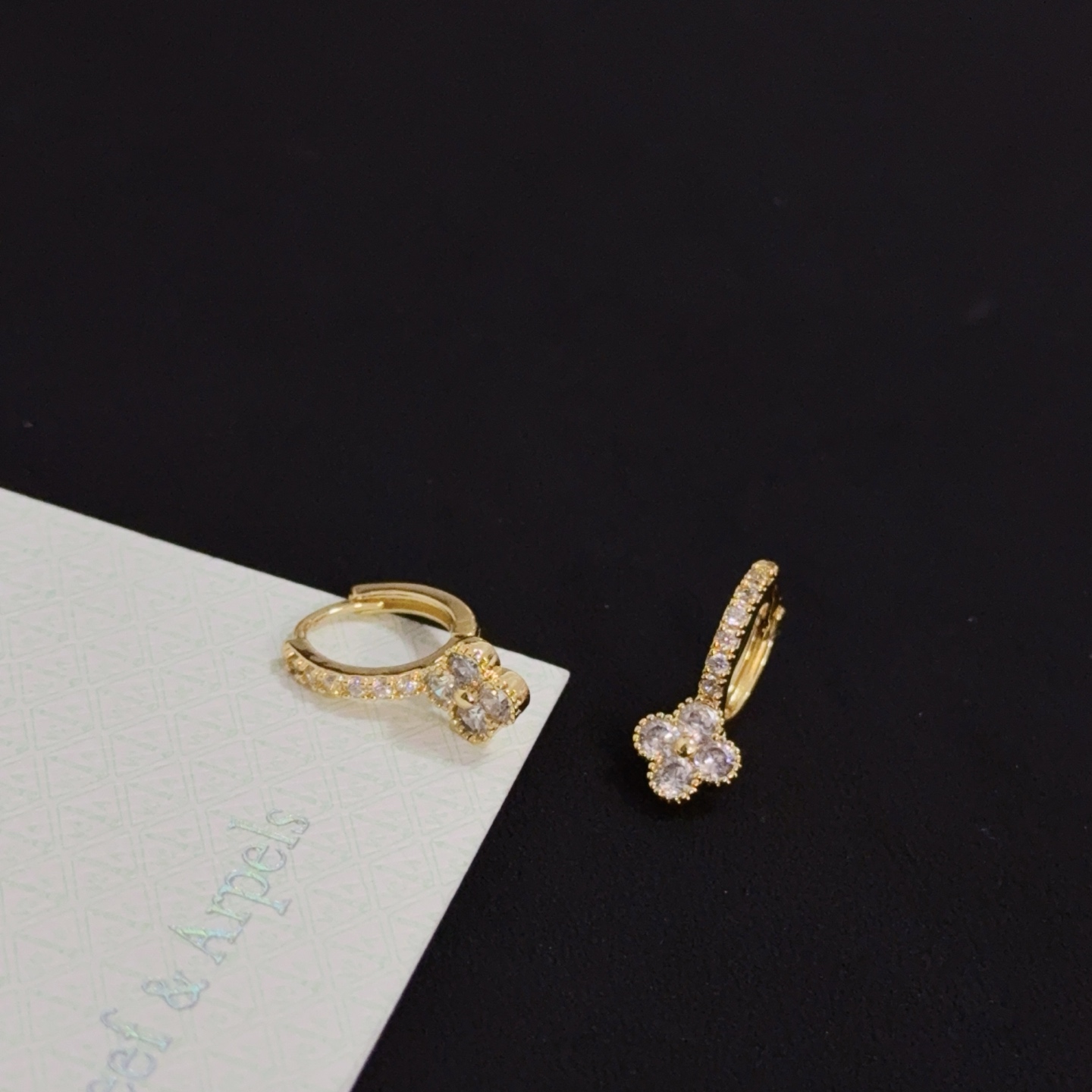 Orecchini Van Cleef Arpels Alhambra in oro giallo con accenti di diamanti trasparenti, diametro del cerchio di 12 mm