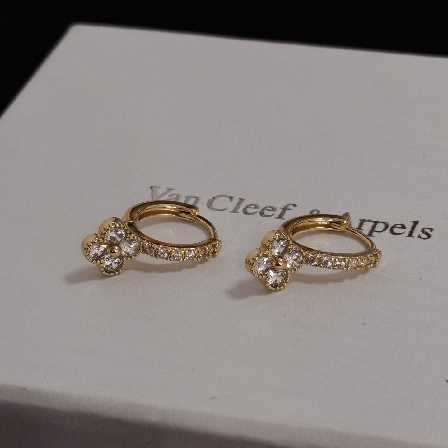 Orecchini Van Cleef Arpels Alhambra in oro giallo con accenti di diamanti trasparenti, diametro del cerchio di 12 mm