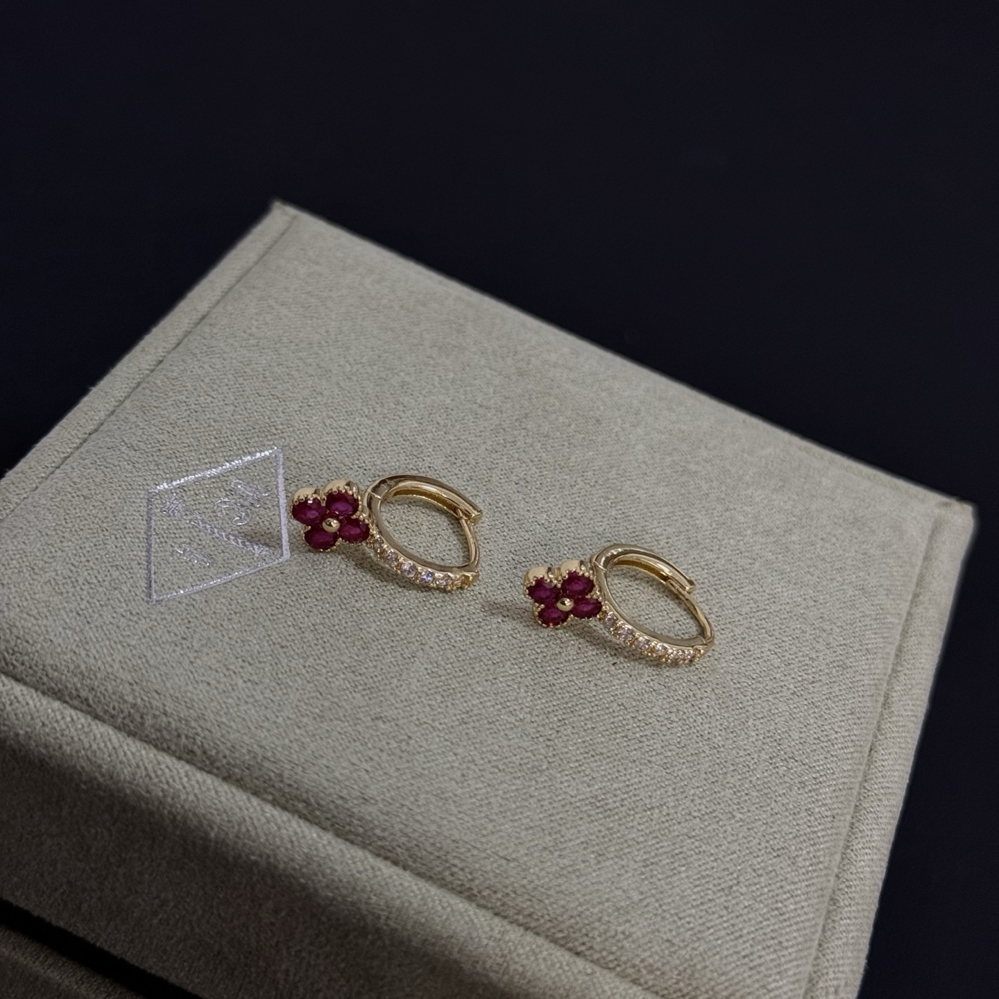 Van Cleef Arpels Alhambra boucles d’oreilles or jaune métal rubis rouge trèfle pierres clair diamant accent pierres 10mm diamètre du cerceau