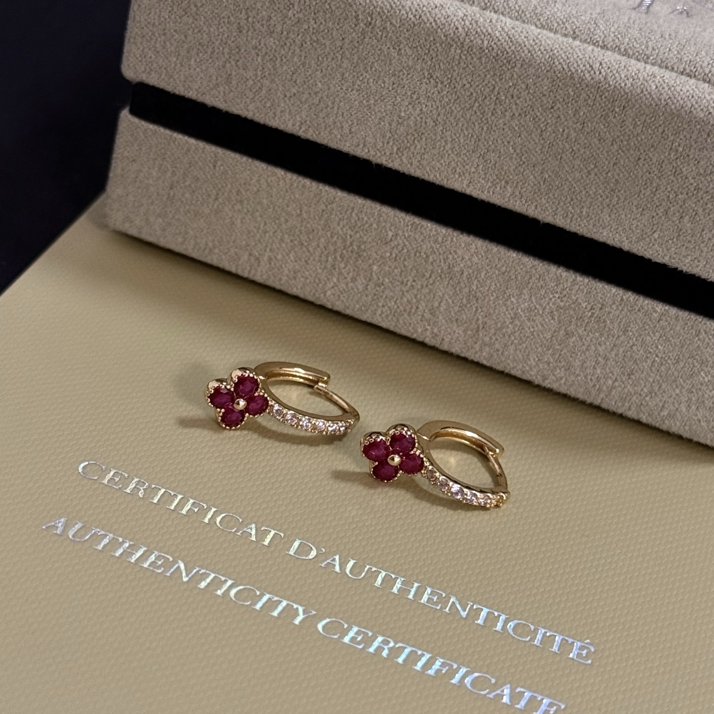 NO:725043,[Seiko original] VCA four-leaf clover Van Cleef Earrings, a classic, the same style as the official website, fashionable and trendy, using multi-layered metal carving design to make the petals more three-dimensional, inlaid with diamond technology, showing the feminine temperament, four-leaf clover lucky pattern, symbolizing luck and happiness, unique and romantic, integrating simple and harmonious lines and materials, polished and polished, showing nobility and elegance, fine jewelry19860909〔精工原版〕VCA四叶草梵克雅耳钉,经典之作 官网同款 时尚潮流 采用多层次金属雕刻设计 使花瓣更立体 镶嵌满钻工艺 尽显女性柔美气质 四叶草幸运图案 象征幸运和幸福 独特又浪漫将简单和谐的线条与材质相融合 经过抛光和打磨 彰显高贵优雅,饰品精品,Jewelry