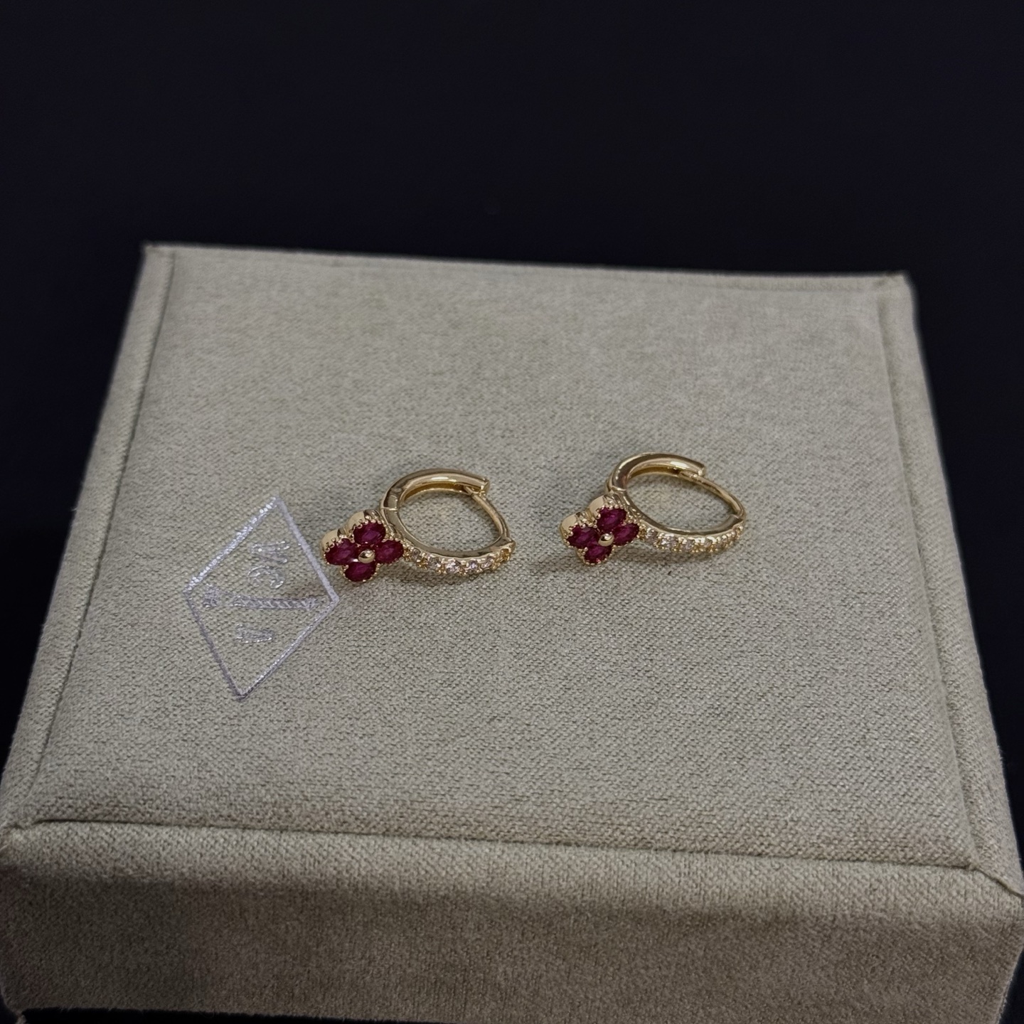 Van Cleef Arpels Alhambra boucles d’oreilles or jaune métal rubis rouge trèfle pierres clair diamant accent pierres 10mm diamètre du cerceau