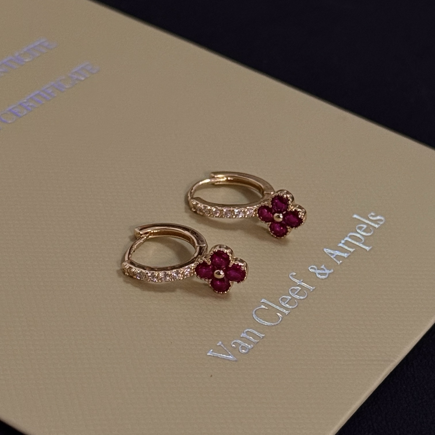 Van Cleef Arpels Alhambra boucles d’oreilles or jaune métal rubis rouge trèfle pierres clair diamant accent pierres 10mm diamètre du cerceau