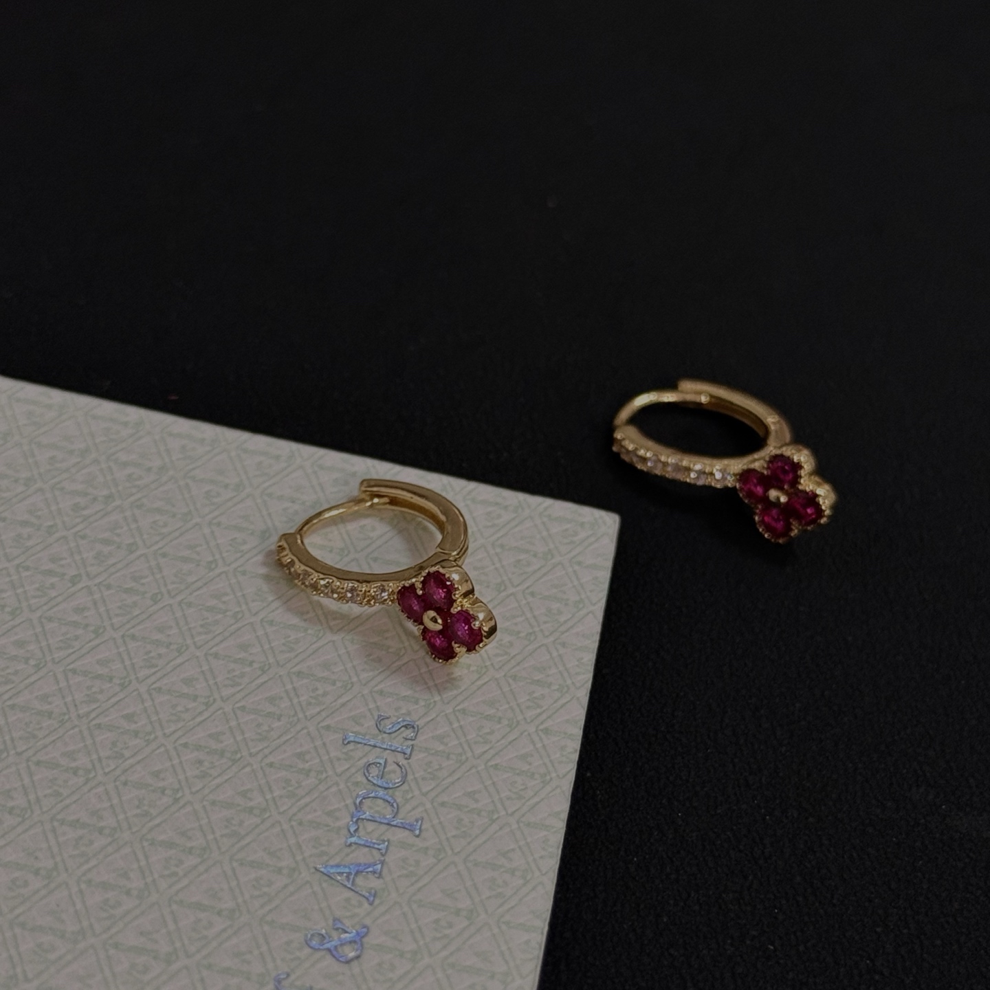 Van Cleef Arpels Alhambra boucles d’oreilles or jaune métal rubis rouge trèfle pierres clair diamant accent pierres 10mm diamètre du cerceau