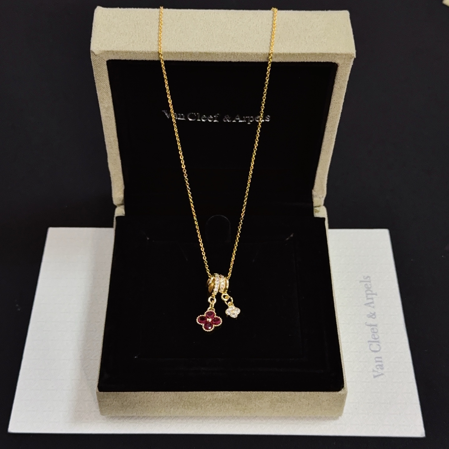 NO:725049,[Seiko original] VCA four-leaf clover necklace, a classic, the same model as the official website, fashionable and trendy, using multi-layered metal carving design to make the petals more three-dimensional, inlaid with full diamond technology, showing the feminine temperament, four-leaf clover lucky pattern, symbolizing luck and happiness, unique and romantic, integrating simple and harmonious lines with materials, polished and polished, showing nobility and elegance, fine jewelry, necklace19860909〔精工原版〕VCA四叶草梵克雅项链,经典之作 官网同款 时尚潮流 采用多层次金属雕刻设计 使花瓣更立体 镶嵌满钻工艺 尽显女性柔美气质 四叶草幸运图案 象征幸运和幸福 独特又浪漫将简单和谐的线条与材质相融合 经过抛光和打磨 彰显高贵优雅,饰品精品,necklace,Jewelry