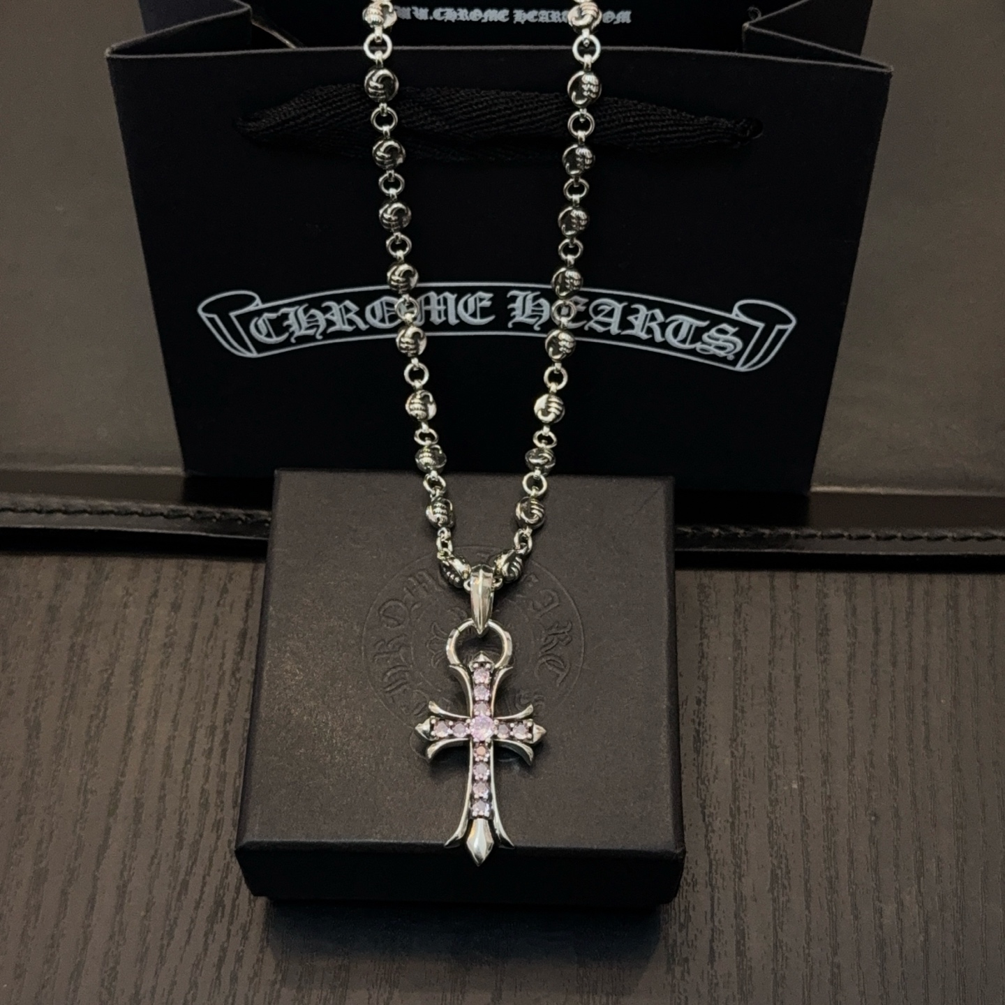 NO:724846,New [counter quality] Chrome Hearts classic retro flower ball necklace, pink diamond cross pendant, different pattern design styles with concave and convex shapes, showing a distinctive cross. The Scout flower is the symbol of Chrome Hearts, so it is more durable. Genuine pattern-printed Chrome Hearts distinguishes the ordinary light version in the market. Match the version and standard quality. Look at the printing details. The degree of retro ash oxidation. Seiko version!  !  !  Purely handmade ~ Authentic open mold fashion essentials. Can be worn by both men and women. Same style for couples. Official website original. Rock punk Thai silver style. Retro elements. Trendy and versatile!  , jewelry boutique, chrome hearts, chrome hearts, necklace19860909新款【专柜品质】Chrome Hearts克罗心经典复古花球项链 粉钻十字架吊坠 凹凸造型不同的花纹设计风格 呈现出与众不同 十字架 童军花是克罗心的志 所以更经久不衰 正品打版Chrome Hearts克罗心 区别市场普通轻版 对版对标品质 看字印细节 复古做旧灰氧程度.精工版本！！！ 纯手工打造 ～正品开模潮流时尚必备 男女均可佩戴 情侣同款 官网原版 摇滚朋克泰银风格 复古元素 潮流百搭！,饰品精品,chrome hearts,chrome hearts,necklace,Jewelry