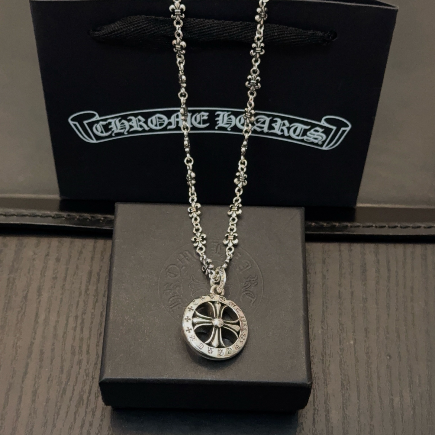 NO:724851,New [Counter Quality] Chrome Hearts Classic Retro Scout Flower Necklace, Round Cross Pendant, Concave and Concave Shapes with Different Pattern Design Styles, Showing a Distinctive Cross and Scout Flower is Chrome Hearts’ Emblem, So It’s More Enduring. Genuine Patterned Chrome Hearts Differentiates from Ordinary Light Versions in the Market. Match the Version to the Standard Quality. Look at the Printing Details, the Retro Aged Gray Oxygen Level. Seiko Version!  !  !  Purely handmade ~ Authentic open mold fashion essentials. Can be worn by both men and women. Same style for couples. Official website original. Rock punk Thai silver style. Retro elements. Trendy and versatile!  , jewelry boutique, chrome hearts, chrome hearts, necklace19860909新款【专柜品质】Chrome Hearts克罗心经典复古童军花项链 圆牌十字架吊坠 凹凸造型不同的花纹设计风格 呈现出与众不同 十字架 童军花是克罗心的志 所以更经久不衰 正品打版Chrome Hearts克罗心 区别市场普通轻版 对版对标品质 看字印细节 复古做旧灰氧程度.精工版本！！！ 纯手工打造 ～正品开模潮流时尚必备 男女均可佩戴 情侣同款 官网原版 摇滚朋克泰银风格 复古元素 潮流百搭！,饰品精品,chrome hearts,chrome hearts,necklace,Jewelry