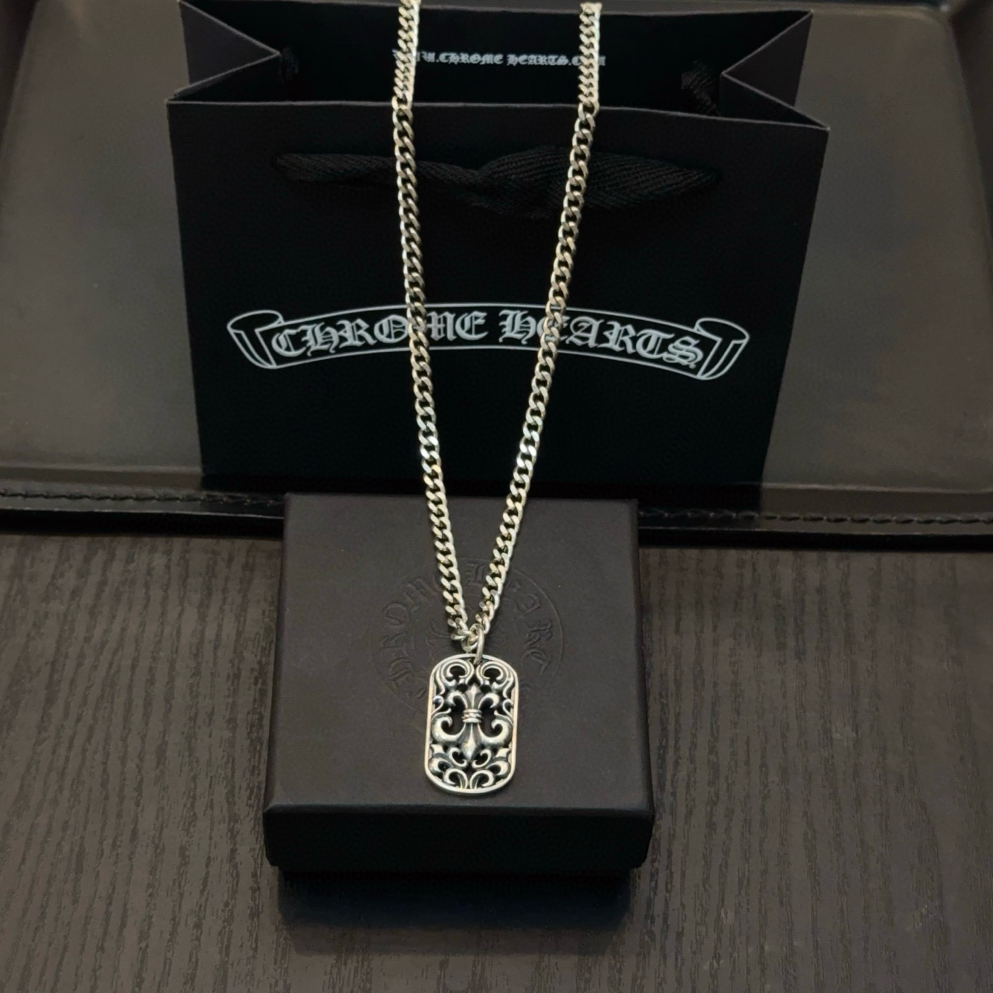 NO:724537,New [Counter Quality] Chrome Hearts Classic Retro Necklace, Square Cross Pendant, Concave and Concave Shapes, Different Pattern Design Styles, Presenting a Distinctive Cross, Scout Flower is Chrome Hearts' Emblem, So It's More Enduring. Genuine Patterned Chrome Hearts Differentiates from Ordinary Light Versions in the Market, Matching Version, Standard Quality, Look at the Printing Details, Retro Aged Gray Oxygen Level. Seiko Version!  !  !  Purely handmade ~ Authentic open mold fashion essentials. Can be worn by both men and women. Same style for couples. Official website original. Rock punk Thai silver style. Retro elements. Trendy and versatile!  , jewelry boutique, chrome hearts, chrome hearts, necklace19860909新款【专柜品质】Chrome Hearts克罗心经典复古项链 方牌十字架吊坠 凹凸造型不同的花纹设计风格 呈现出与众不同 十字架 童军花是克罗心的志 所以更经久不衰 正品打版Chrome Hearts克罗心 区别市场普通轻版 对版对标品质 看字印细节 复古做旧灰氧程度.精工版本！！！ 纯手工打造 ～正品开模潮流时尚必备 男女均可佩戴 情侣同款 官网原版 摇滚朋克泰银风格 复古元素 潮流百搭！,饰品精品,chrome hearts,chrome hearts,necklace,Jewelry