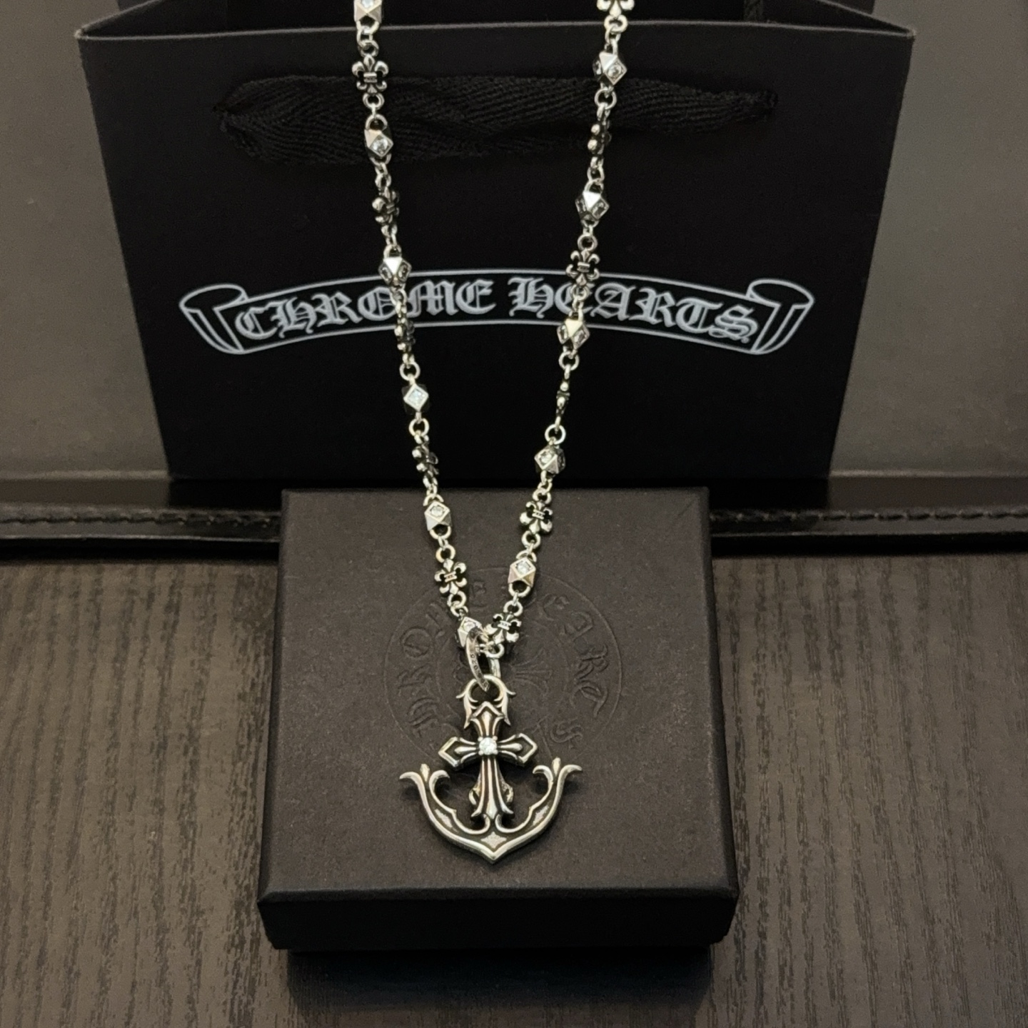 NO:724543,Batch of new [counter quality] Chrome Hearts White Diamond Cross Necklace Shield Pendant Concave and convex shapes with different pattern design styles show a distinctive Cross and Scout Flower are the symbol of Chrome Hearts, so they are more durable. Genuine pattern-printed Chrome Hearts distinguishes the ordinary light version in the market. Check the quality of the version. Look at the printing details. The degree of retro ash oxidation. Seiko version!  !  !  Purely handmade ~ Authentic open mold fashion essentials. Can be worn by both men and women. Same style for couples. Official website original. Rock punk Thai silver style. Retro elements. Trendy and versatile!  , jewelry boutique, chrome hearts, chrome hearts, necklace19860909批 新款【专柜品质】Chrome Hearts克罗心 白钻十字架项链 盾牌吊坠 凹凸造型不同的花纹设计风格 呈现出与众不同 十字架 童军花是克罗心的志 所以更经久不衰 正品打版Chrome Hearts克罗心 区别市场普通轻版 对版对标品质 看字印细节 复古做旧灰氧程度.精工版本！！！ 纯手工打造 ～正品开模潮流时尚必备 男女均可佩戴 情侣同款 官网原版 摇滚朋克泰银风格 复古元素 潮流百搭！,饰品精品,chrome hearts,chrome hearts,necklace,Jewelry