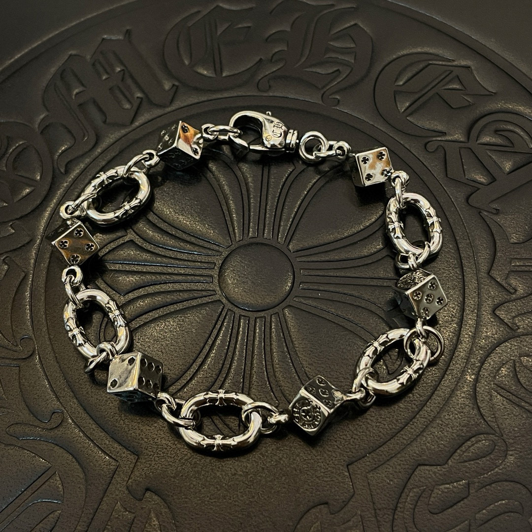NO:724513,New [counter quality] Chrome Hearts Classic Retro Dice Bracelet. Concave and convex shapes with different pattern design styles, showing a distinctive cross. The Scout flower is the symbol of Chrome Hearts, so it is more durable. Genuine pattern-printed Chrome Hearts distinguishes the ordinary light version in the market. Check the quality of the version. Look at the printing details. The degree of retro gray oxidation. Seiko version!  !  !  Purely handmade ~ Authentic open mold fashion essentials. Can be worn by both men and women. Same style for couples. Official website original. Rock punk Thai silver style. Retro elements. Trendy and versatile!  , jewelry boutique, chrome hearts, chrome hearts, bracelet19860909新款【专柜品质】Chrome Hearts克罗心经典复古骰子手链 凹凸造型不同的花纹设计风格 呈现出与众不同 十字架 童军花是克罗心的志 所以更经久不衰 正品打版Chrome Hearts克罗心 区别市场普通轻版 对版对标品质 看字印细节 复古做旧灰氧程度.精工版本！！！ 纯手工打造 ～正品开模潮流时尚必备 男女均可佩戴 情侣同款 官网原版 摇滚朋克泰银风格 复古元素 潮流百搭！,饰品精品,chrome hearts,chrome hearts,bracelet,Jewelry