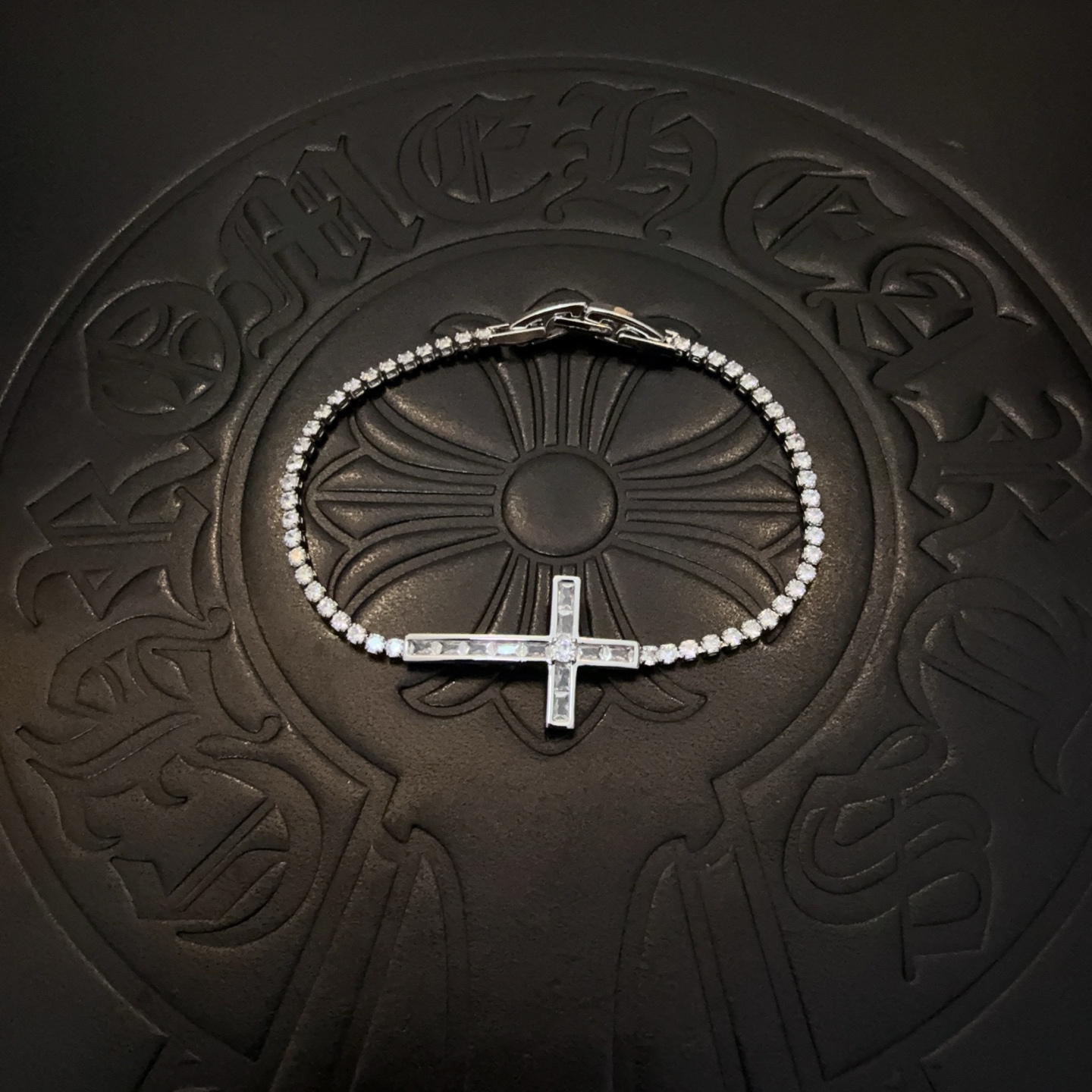 NO:724519,Batch of new [counter quality] Chrome Hearts diamond cross bracelet with different concave and convex shapes, different pattern design styles, showing a distinctive cross. The Scout flower is Chrome Hearts' symbol, so it is more durable. Genuine patterned Chrome Hearts distinguishes the ordinary light version in the market. Match the version and benchmark quality. Look at the printing details. The degree of retro gray oxidation. Seiko version!  !  !  Purely handmade ~ Authentic open mold fashion essentials. Can be worn by both men and women. Same style for couples. Official website original. Rock punk Thai silver style. Retro elements. Trendy and versatile!  , jewelry boutique, chrome hearts, chrome hearts, bracelet19860909批 新款【专柜品质】Chrome Hearts克罗心满钻十字架手链 凹凸造型不同的花纹设计风格 呈现出与众不同 十字架 童军花是克罗心的志 所以更经久不衰 正品打版Chrome Hearts克罗心 区别市场普通轻版 对版对标品质 看字印细节 复古做旧灰氧程度.精工版本！！！ 纯手工打造 ～正品开模潮流时尚必备 男女均可佩戴 情侣同款 官网原版 摇滚朋克泰银风格 复古元素 潮流百搭！,饰品精品,chrome hearts,chrome hearts,bracelet,Jewelry