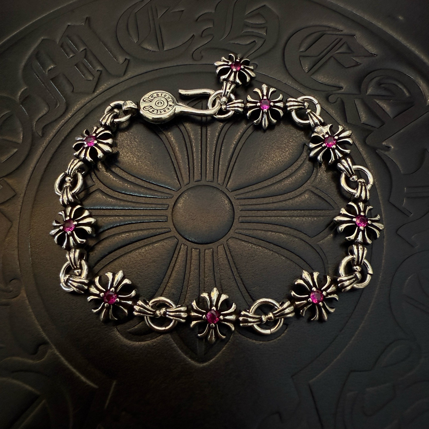 NO:724542,[Counter quality] Chrome Hearts retro cross pink diamond bracelet, size 18 20 22, different concave and convex shapes, different pattern design styles, showing a distinctive cross. The Scout flower is the symbol of Chrome Hearts, so it is more durable. Genuine type-printed Chrome Hearts distinguishes the ordinary light version in the market. Match the standard quality. Look at the printing details. The degree of retro gray oxidation. Seiko version!  !  !  , jewelry boutique, chrome hearts, chrome hearts, bracelet19860909【专柜品质】Chrome Hearts克罗心复古十字花粉钻手链 ,尺寸18 20 22 ,凹凸造型不同的花纹设计风格 呈现出与众不同 十字架 童军花是克罗心的志 所以更经久不衰 正品打版Chrome Hearts克罗心 区别市场普通轻版 对版对标品质 看字印细节 复古做旧灰氧程度.精工版本！！！,饰品精品,chrome hearts,chrome hearts,bracelet,Jewelry