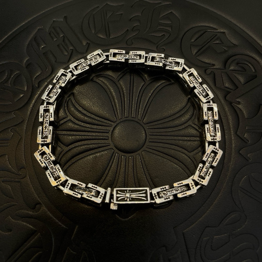 NO:724548,Batch of new [counter quality] Chrome Hearts classic retro multi-element bracelet with concave and convex shapes and different pattern design styles, showing a distinctive cross. The Scout flower is the symbol of Chrome Hearts, so it is more durable. Genuine pattern-printed Chrome Hearts distinguishes the ordinary light version in the market. Match the version and standard quality. Look at the printing details. The degree of retro gray oxidation. Seiko version!  !  !  Purely handmade ~ Authentic open mold fashion essentials. Can be worn by both men and women. Same style for couples. Official website original. Rock punk Thai silver style. Retro elements. Trendy and versatile!  , jewelry boutique, chrome hearts, chrome hearts, bracelet19860909批 新款【专柜品质】Chrome Hearts克罗心 经典复古多元素手链 凹凸造型不同的花纹设计风格 呈现出与众不同 十字架 童军花是克罗心的志 所以更经久不衰 正品打版Chrome Hearts克罗心 区别市场普通轻版 对版对标品质 看字印细节 复古做旧灰氧程度.精工版本！！！ 纯手工打造 ～正品开模潮流时尚必备 男女均可佩戴 情侣同款 官网原版 摇滚朋克泰银风格 复古元素 潮流百搭！,饰品精品,chrome hearts,chrome hearts,bracelet,Jewelry