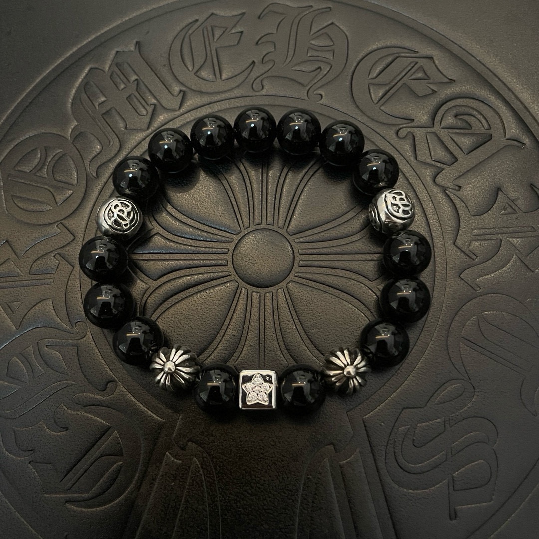 NO:724526,New [counter quality] Chrome Hearts Classic retro multi-element black agate bracelet bracelet, concave and convex shapes with different pattern design styles, showing a distinctive cross. The Scout flower is the symbol of Chrome Hearts, so it is more durable. Genuine pattern-printed Chrome Hearts distinguishes the ordinary light version in the market. Match the version and benchmark quality. Look at the printing details. The degree of retro gray oxidation. Seiko version!  !  !  Purely handmade ~ Authentic open mold fashion essentials. Can be worn by both men and women. Same style for couples. Official website original. Rock punk Thai silver style. Retro elements. Trendy and versatile!  , jewelry boutique, chrome hearts, chrome hearts, bracelet19860909新款【专柜品质】Chrome Hearts克罗心 经典复古多元素 黑玛瑙手链 手串,凹凸造型不同的花纹设计风格 呈现出与众不同 十字架 童军花是克罗心的志 所以更经久不衰 正品打版Chrome Hearts克罗心 区别市场普通轻版 对版对标品质 看字印细节 复古做旧灰氧程度.精工版本！！！ 纯手工打造 ～正品开模潮流时尚必备 男女均可佩戴 情侣同款 官网原版 摇滚朋克泰银风格 复古元素 潮流百搭！,饰品精品,chrome hearts,chrome hearts,bracelet,Jewelry