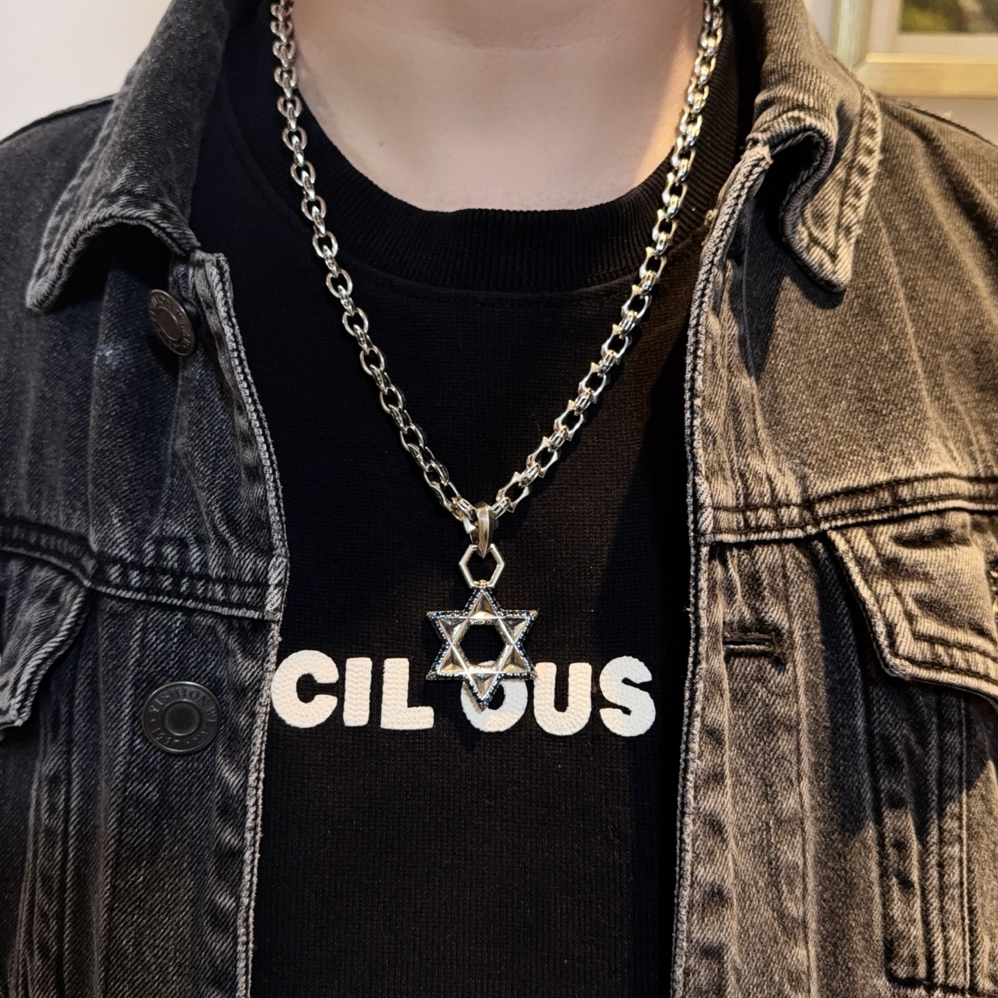 NO:724556,New [counter quality] Chrome Hearts retro cross necklace, blue diamond six-pointed star pendant, concave and convex shapes with different pattern design styles, showing a distinctive cross. The Scout flower is the symbol of Chrome Hearts, so it is more durable. Genuine plate-printed Chrome Hearts distinguishes the ordinary light version in the market. Match the version and standard quality. Look at the printing details. The degree of retro gray oxidation. Seiko version!  !  !  Purely handmade ~ Authentic open mold fashion essentials. Can be worn by both men and women. Same style for couples. Official website original. Rock punk Thai silver style. Retro elements. Trendy and versatile!  , jewelry boutique, chrome hearts, chrome hearts, necklace19860909新款【专柜品质】Chrome Hearts克罗复古十字架项链 蓝钻六芒星吊坠 凹凸造型不同的花纹设计风格 呈现出与众不同 十字架 童军花是克罗心的志 所以更经久不衰 正品打版Chrome Hearts克罗心 区别市场普通轻版 对版对标品质 看字印细节 复古做旧灰氧程度.精工版本！！！ 纯手工打造 ～正品开模潮流时尚必备 男女均可佩戴 情侣同款 官网原版 摇滚朋克泰银风格 复古元素 潮流百搭！,饰品精品,chrome hearts,chrome hearts,necklace,Jewelry