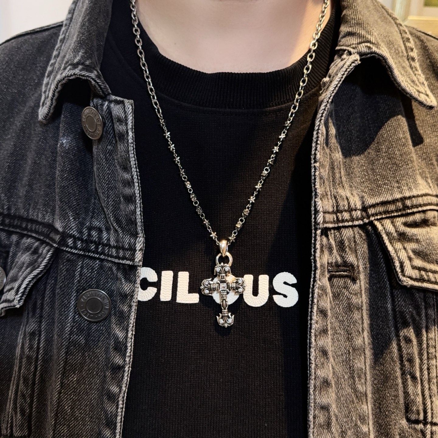 NO:724549,New [Counter Quality] Chrome Hearts Classic Retro Necklace, Flame Cross Pendant, Concave and Concave Shapes, Different Pattern Design Styles, Presenting a Distinctive Cross, Scout Flower is the symbol of Chrome Hearts, so it is more durable. Genuine pattern-printed Chrome Hearts distinguishes the ordinary light version in the market. Match the standard quality. Look at the printing details. The degree of retro gray oxidation. Seiko version!  !  !  Purely handmade ~ Authentic open mold fashion essentials. Can be worn by both men and women. Same style for couples. Official website original. Rock punk Thai silver style. Retro elements. Trendy and versatile!  , jewelry boutique, chrome hearts, chrome hearts, necklace19860909新款【专柜品质】Chrome Hearts克罗心经典复古项链 火焰十字架吊坠 凹凸造型不同的花纹设计风格 呈现出与众不同 十字架 童军花是克罗心的志 所以更经久不衰 正品打版Chrome Hearts克罗心 区别市场普通轻版 对版对标品质 看字印细节 复古做旧灰氧程度.精工版本！！！ 纯手工打造 ～正品开模潮流时尚必备 男女均可佩戴 情侣同款 官网原版 摇滚朋克泰银风格 复古元素 潮流百搭！,饰品精品,chrome hearts,chrome hearts,necklace,Jewelry