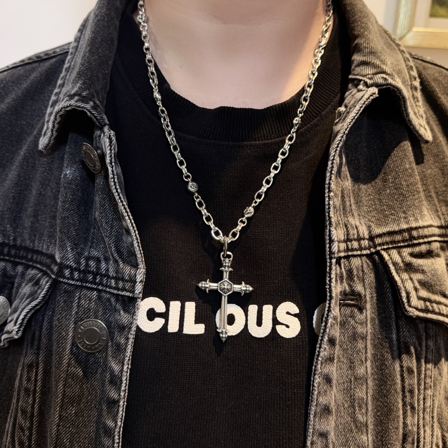 NO:724555,New [counter quality] Chrome Hearts retro cross flower ball necklace, cross pendant, concave and convex shapes with different pattern design styles, showing a distinctive cross. The Scout flower is the symbol of Chrome Hearts, so it is more durable. Genuine patterned Chrome Hearts distinguishes the ordinary light version in the market. Match the version and standard quality. Look at the printing details, the degree of retro gray oxidation. Seiko version!  !  !  Purely handmade ~ Authentic open mold fashion essentials. Can be worn by both men and women. Same style for couples. Official website original. Rock punk Thai silver style. Retro elements. Trendy and versatile!  , jewelry boutique, chrome hearts, chrome hearts, necklace19860909新款【专柜品质】Chrome Hearts克罗心复古十字花球项链 十字架吊坠 凹凸造型不同的花纹设计风格 呈现出与众不同 十字架 童军花是克罗心的志 所以更经久不衰 正品打版Chrome Hearts克罗心 区别市场普通轻版 对版对标品质 看字印细节 复古做旧灰氧程度.精工版本！！！ 纯手工打造 ～正品开模潮流时尚必备 男女均可佩戴 情侣同款 官网原版 摇滚朋克泰银风格 复古元素 潮流百搭！,饰品精品,chrome hearts,chrome hearts,necklace,Jewelry