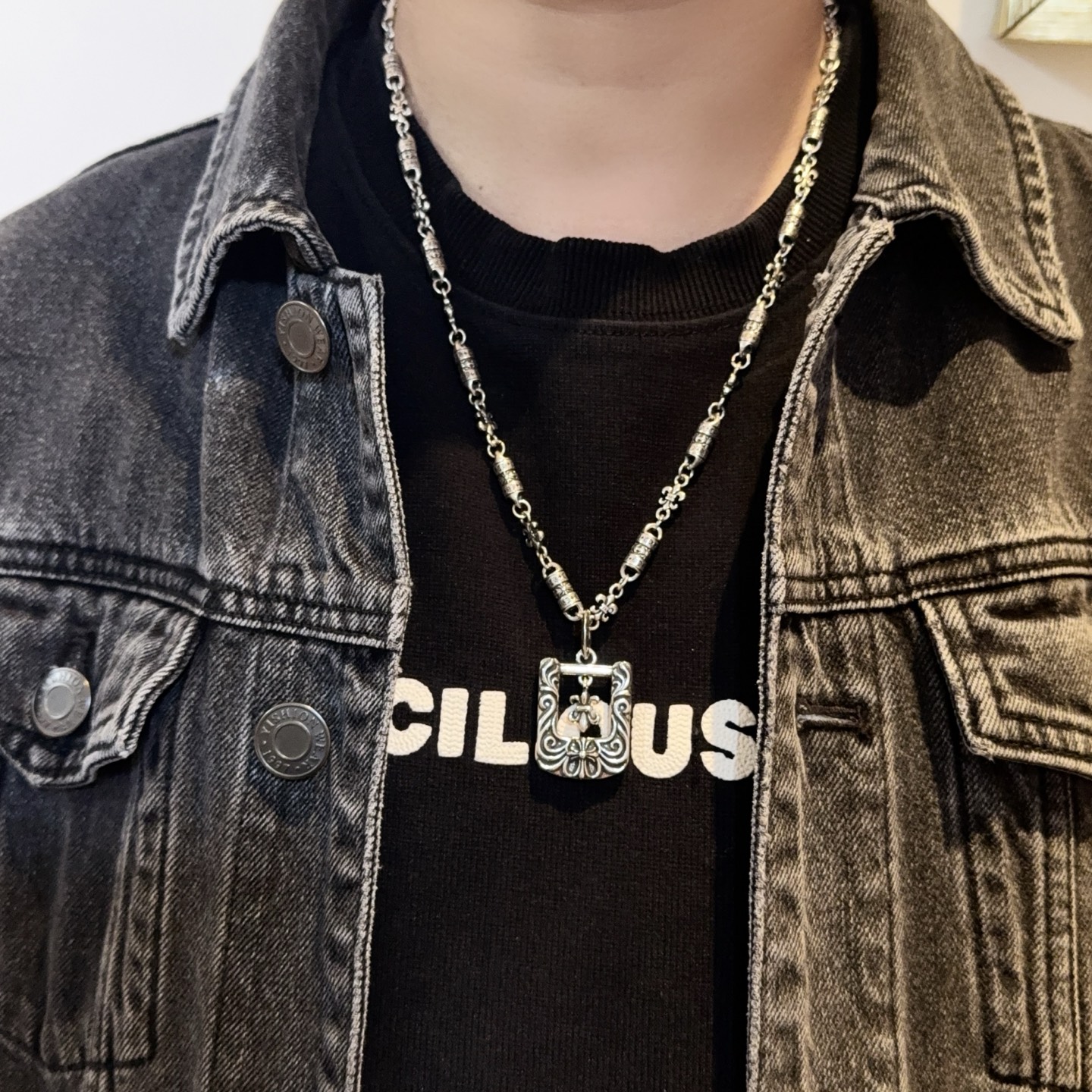 NO:724561,New [Counter Quality] Chrome Hearts Classic Retro Cross Necklace, Square Scout Flower Pendant, Concave and Concave Shape Different Pattern Design Styles, Presenting a Distinctive Cross and Scout Flower are Chrome Hearts’ emblems, so they are more durable. Genuine pattern-printed Chrome Hearts distinguishes the ordinary light version in the market. Match the standard quality. Look at the printing details. The degree of retro ash oxidation. Seiko version!  !  !  Purely handmade ~ Authentic open mold fashion essentials. Can be worn by both men and women. Same style for couples. Official website original. Rock punk Thai silver style. Retro elements. Trendy and versatile!  , jewelry boutique, chrome hearts, chrome hearts, necklace19860909新款【专柜品质】Chrome Hearts克罗心经典复古十字架项链 方牌童军花吊坠 凹凸造型不同的花纹设计风格 呈现出与众不同 十字架 童军花是克罗心的志 所以更经久不衰 正品打版Chrome Hearts克罗心 区别市场普通轻版 对版对标品质 看字印细节 复古做旧灰氧程度.精工版本！！！ 纯手工打造 ～正品开模潮流时尚必备 男女均可佩戴 情侣同款 官网原版 摇滚朋克泰银风格 复古元素 潮流百搭！,饰品精品,chrome hearts,chrome hearts,necklace,Jewelry