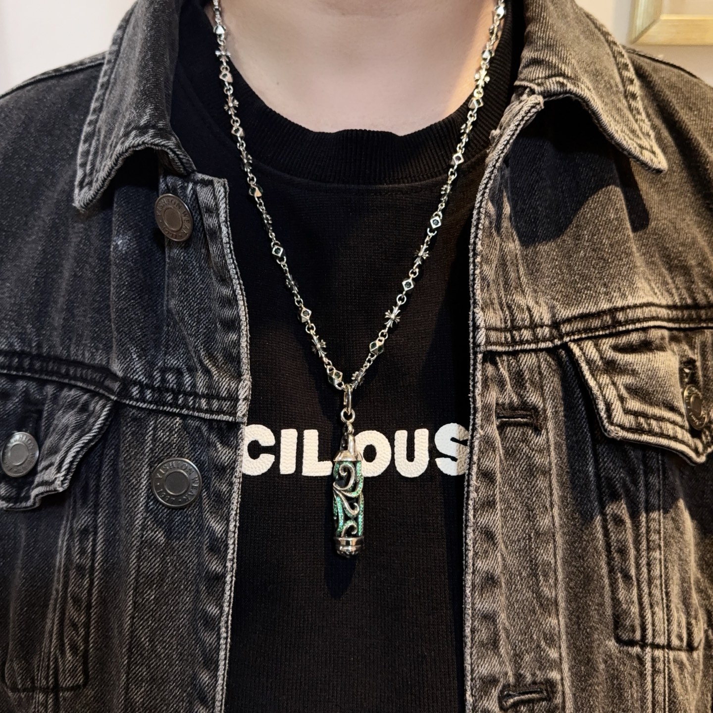 NO:724566,New [counter quality] Chrome Hearts classic retro green diamond cross flower necklace, green diamond rattan flower lantern pendant, different concave and convex shapes, different pattern design styles, showing a distinctive cross. The Scout flower is the symbol of Chrome Hearts, so it is more durable. Genuine pattern-printing Chrome Hearts distinguishes the ordinary light version on the market. Match the version to the standard quality. Look at the printing details. The degree of retro gray oxidation. Seiko version!  !  !  Purely handmade ~ Authentic open mold fashion essentials. Can be worn by both men and women. Same style for couples. Official website original. Rock punk Thai silver style. Retro elements. Trendy and versatile!  , jewelry boutique, chrome hearts, chrome hearts, necklace19860909新款【专柜品质】Chrome Hearts克罗心经典复古绿钻十字花项链 绿钻藤花灯笼吊坠 凹凸造型不同的花纹设计风格 呈现出与众不同 十字架 童军花是克罗心的志 所以更经久不衰 正品打版Chrome Hearts克罗心 区别市场普通轻版 对版对标品质 看字印细节 复古做旧灰氧程度.精工版本！！！ 纯手工打造 ～正品开模潮流时尚必备 男女均可佩戴 情侣同款 官网原版 摇滚朋克泰银风格 复古元素 潮流百搭！,饰品精品,chrome hearts,chrome hearts,necklace,Jewelry