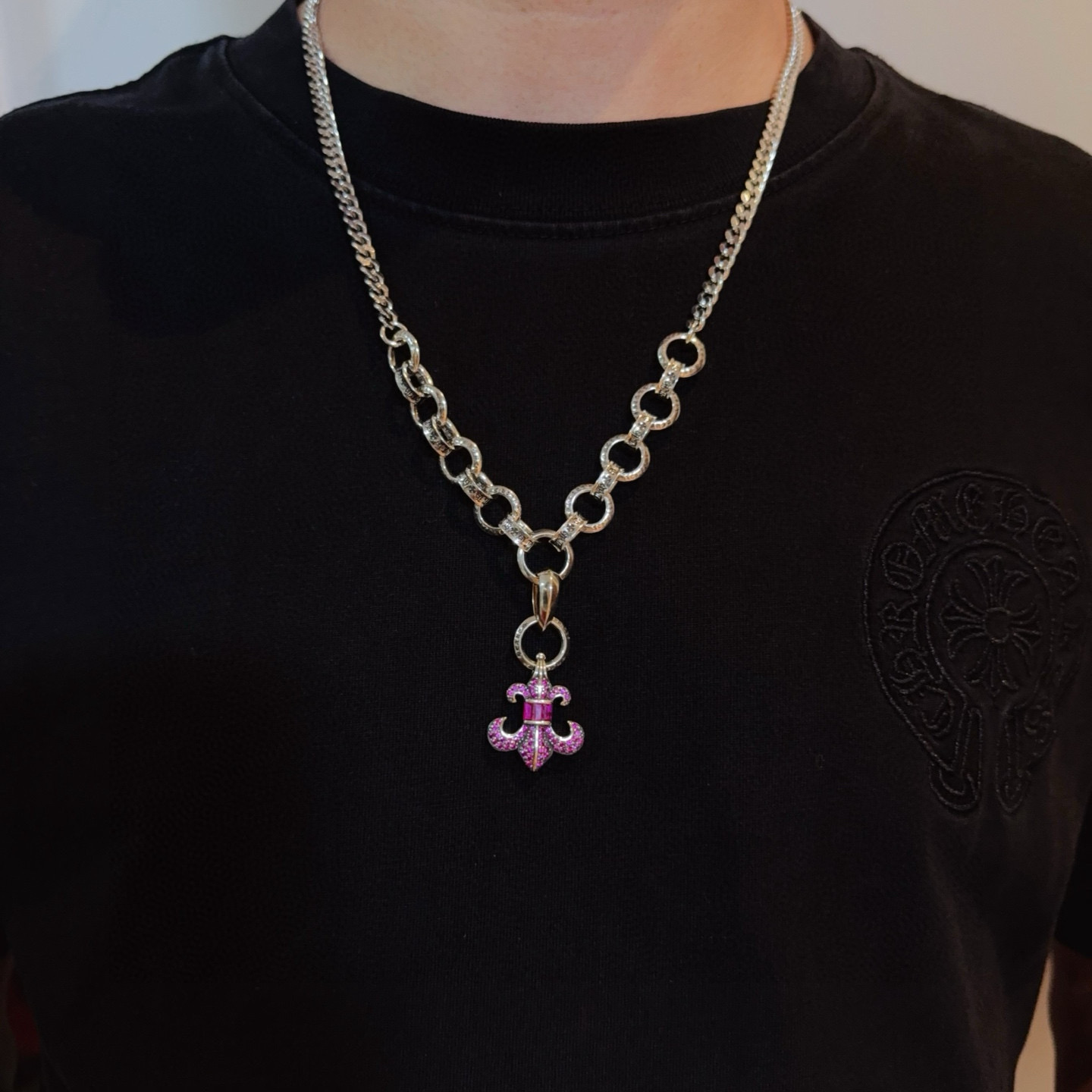 NO:724578,New [Counter Quality] Chrome Hearts Classic Retro Necklace, Pink Diamond Scout Flower Pendant. Different pattern design styles with concave and convex shapes, showing a distinctive cross. The Scout Flower is the symbol of Chrome Hearts, so it is more durable. Genuine pattern-printed Chrome Hearts distinguishes the ordinary light version in the market. Match the version and standard quality. Look at the printing details. The degree of retro ash oxidation. Seiko version!  !  !  Purely handmade ~ Authentic open mold fashion essentials. Can be worn by both men and women. Same style for couples. Official website original. Rock punk Thai silver style. Retro elements. Trendy and versatile!  , jewelry boutique, chrome hearts, chrome hearts, necklace19860909新款【专柜品质】Chrome Hearts克罗心经典复古项链,粉钻童军花吊坠 凹凸造型不同的花纹设计风格 呈现出与众不同 十字架 童军花是克罗心的志 所以更经久不衰 正品打版Chrome Hearts克罗心 区别市场普通轻版 对版对标品质 看字印细节 复古做旧灰氧程度.精工版本！！！ 纯手工打造 ～正品开模潮流时尚必备 男女均可佩戴 情侣同款 官网原版 摇滚朋克泰银风格 复古元素 潮流百搭！,饰品精品,chrome hearts,chrome hearts,necklace,Jewelry