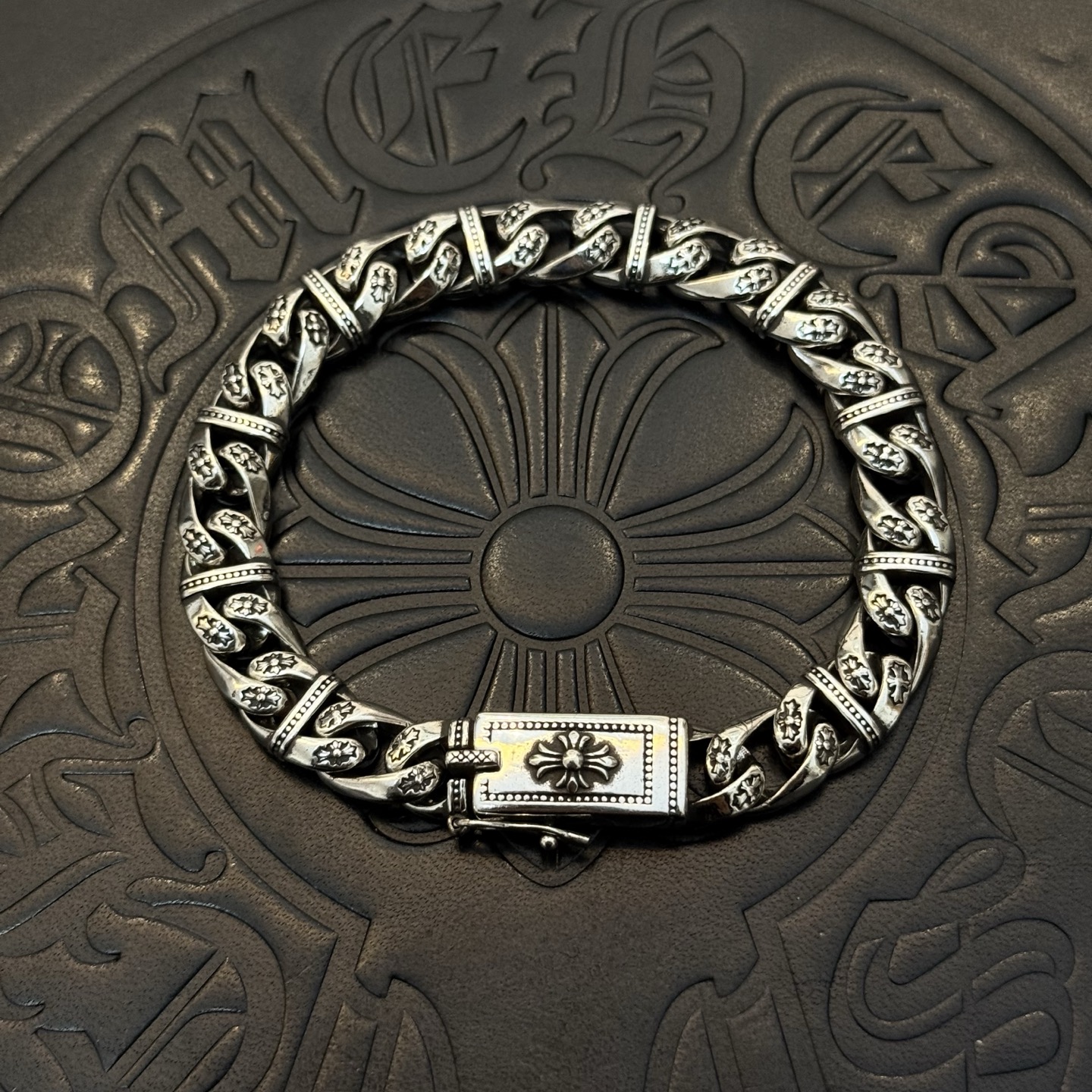 NO:724560,New [counter quality] Chrome Hearts Classic retro cross Cuban bracelet. Concave and convex shapes with different pattern design styles, showing a distinctive cross. The Scout flower is the symbol of Chrome Hearts, so it is more durable. Genuine pattern-printed Chrome Hearts distinguishes the ordinary light version in the market. Check the quality of the version. Look at the printing details. The degree of retro gray oxidation. Seiko version!  !  !  Purely handmade ~ Authentic molded fashion must-have. Can be worn by both men and women. Same style for couples. Official original version. Rock punk Thai silver style. Retro elements. Trendy and versatile, boutique jewelry, chrome hearts, chrome hearts, bracelets.19860909新款【专柜品质】Chrome Hearts克罗心 经典复古十字架古巴手链 凹凸造型不同的花纹设计风格 呈现出与众不同 十字架 童军花是克罗心的志 所以更经久不衰 正品打版Chrome Hearts克罗心 区别市场普通轻版 对版对标品质 看字印细节 复古做旧灰氧程度.精工版本！！！ 纯手工打造 ～正品开模潮流时尚必备 男女均可佩戴 情侣同款 官网原版 摇滚朋克泰银风格 复古元素 潮流百搭,饰品精品,chrome hearts,chrome hearts,bracelet,Jewelry