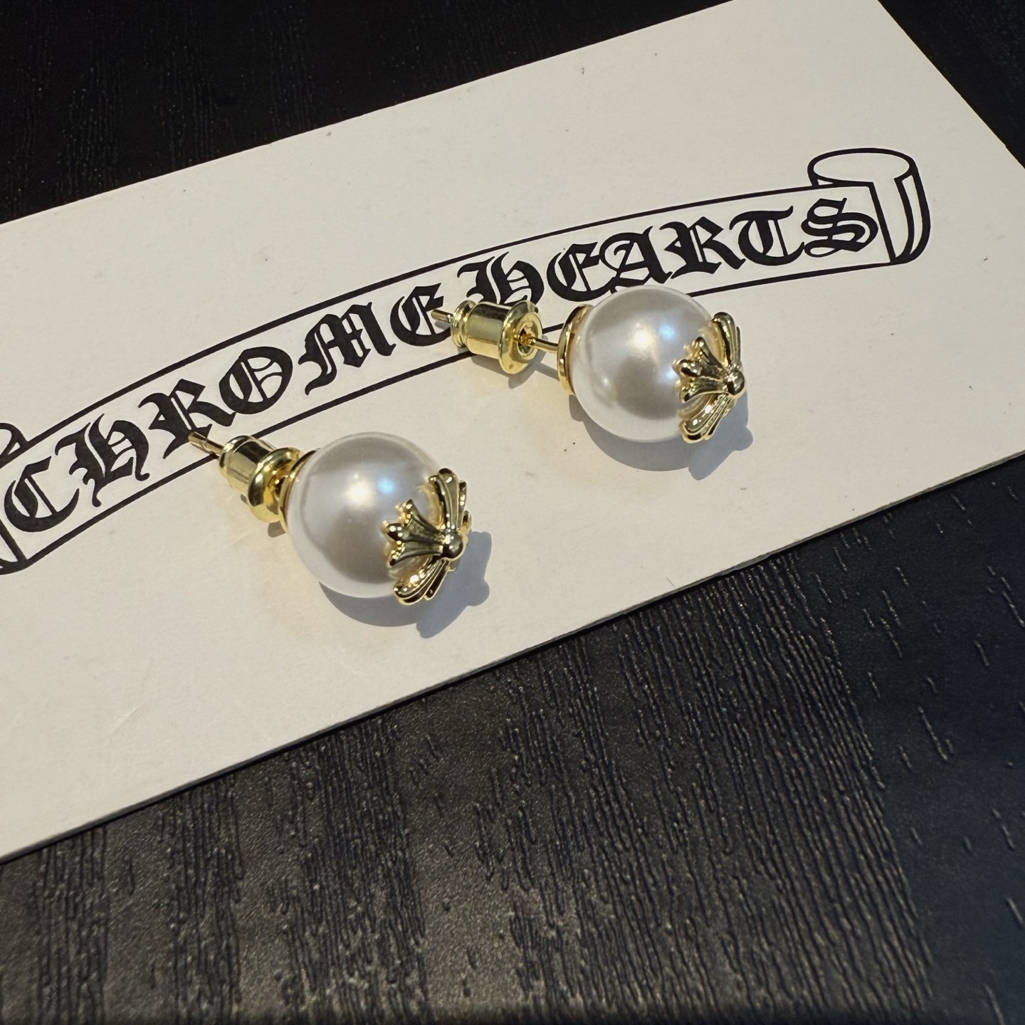 NO:724585,The Chrome Hearts x Mikimoto co-branded earrings cleverly combine the feminine white pearls with the Chrome Hearts iconic cross element. They are simple and exquisite. They are cool and elegant for daily wear. Boutique jewelry, chrome hearts, chrome hearts19860909克罗心×Mikimoto 御木本联名款的耳钉,巧妙将女性气质的白色珍珠与 Chrome Hearts 标志性十字架元素相融合,简简单单的很精致 日常佩戴又酷又优雅,饰品精品,chrome hearts,chrome hearts,Jewelry