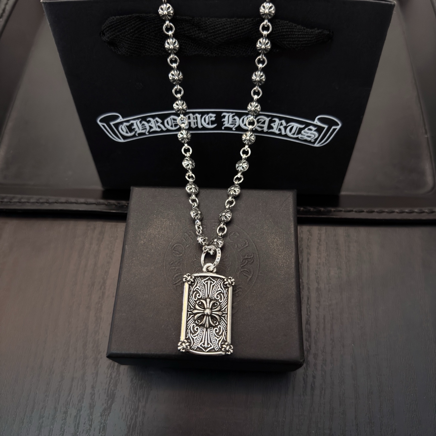 NO:724623,New [counter quality] Chrome Hearts retro cross flower ball necklace, cross pendant, concave and convex shapes with different pattern design styles, showing a distinctive cross. The Scout flower is the symbol of Chrome Hearts, so it is more durable. Genuine patterned Chrome Hearts distinguishes the ordinary light version in the market. Match the version and standard quality. Look at the printing details, the degree of retro gray oxidation. Seiko version!  !  !  Purely handmade ~ Authentic open mold fashion essentials. Can be worn by both men and women. Same style for couples. Official website original. Rock punk Thai silver style. Retro elements. Trendy and versatile!  , jewelry boutique, chrome hearts, chrome hearts, necklace19860909新款【专柜品质】Chrome Hearts克罗心复古十字花球项链 十字架吊坠 凹凸造型不同的花纹设计风格 呈现出与众不同 十字架 童军花是克罗心的志 所以更经久不衰 正品打版Chrome Hearts克罗心 区别市场普通轻版 对版对标品质 看字印细节 复古做旧灰氧程度.精工版本！！！ 纯手工打造 ～正品开模潮流时尚必备 男女均可佩戴 情侣同款 官网原版 摇滚朋克泰银风格 复古元素 潮流百搭！,饰品精品,chrome hearts,chrome hearts,necklace,Jewelry