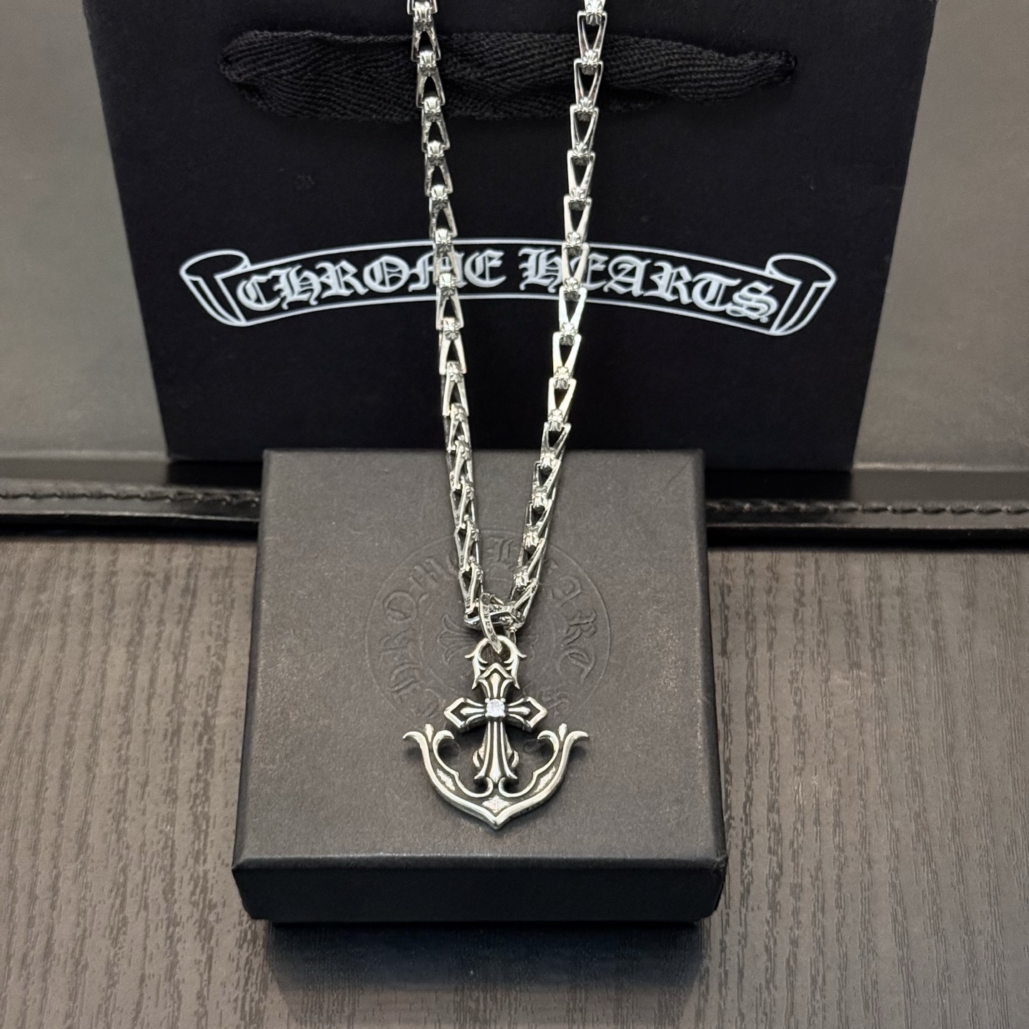 NO:724640,New [counter quality] Chrome Hearts retro cross necklace, cross pendant, concave and convex shapes, different pattern design styles, showing a distinctive cross, Scout flower is the symbol of Chrome Hearts, so it is more durable. Authentic Chrome Hearts Chrome Hearts is different from the ordinary light version in the market. Check the quality of the version. Look at the printing details, the degree of retro gray oxidation. Seiko version!  !  !  Purely handmade ~ Authentic open mold fashion essentials. Can be worn by both men and women. Same style for couples. Official website original. Rock punk Thai silver style. Retro elements. Trendy and versatile!  , jewelry boutique, chrome hearts, chrome hearts, necklace19860909新款【专柜品质】Chrome Hearts克罗心复古十字架项链 十字架吊坠 凹凸造型不同的花纹设计风格 呈现出与众不同 十字架 童军花是克罗心的志 所以更经久不衰 正品打版Chrome Hearts克罗心 区别市场普通轻版 对版对标品质 看字印细节 复古做旧灰氧程度.精工版本！！！ 纯手工打造 ～正品开模潮流时尚必备 男女均可佩戴 情侣同款 官网原版 摇滚朋克泰银风格 复古元素 潮流百搭！,饰品精品,chrome hearts,chrome hearts,necklace,Jewelry
