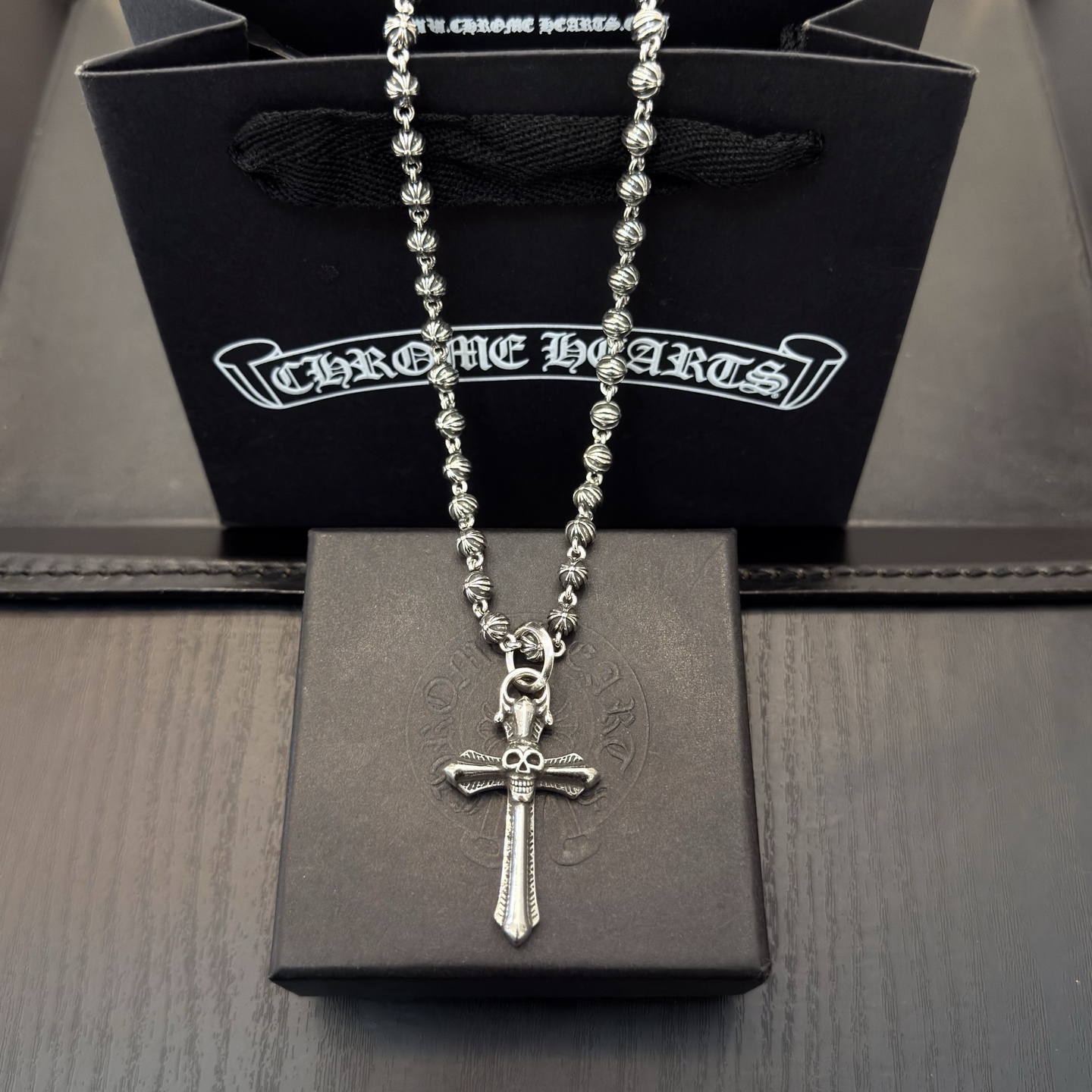 NO:724646,New [counter quality] Chrome Hearts retro cross flower ball necklace, skull cross pendant, concave and convex shapes with different pattern design styles, showing a distinctive cross. The Scout flower is the symbol of Chrome Hearts, so it is more durable. Genuine pattern-printed Chrome Hearts distinguishes the ordinary light version in the market. Match the version and standard quality. Look at the printing details, the degree of retro ash oxidation. Seiko version!  !  !  Purely handmade ~ Authentic open mold fashion essentials. Can be worn by both men and women. Same style for couples. Official website original. Rock punk Thai silver style. Retro elements. Trendy and versatile!  , jewelry boutique, chrome hearts, chrome hearts, necklace19860909新款【专柜品质】Chrome Hearts克罗心复古十字花球项链 骷髅头十字架吊坠 凹凸造型不同的花纹设计风格 呈现出与众不同 十字架 童军花是克罗心的志 所以更经久不衰 正品打版Chrome Hearts克罗心 区别市场普通轻版 对版对标品质 看字印细节 复古做旧灰氧程度.精工版本！！！ 纯手工打造 ～正品开模潮流时尚必备 男女均可佩戴 情侣同款 官网原版 摇滚朋克泰银风格 复古元素 潮流百搭！,饰品精品,chrome hearts,chrome hearts,necklace,Jewelry