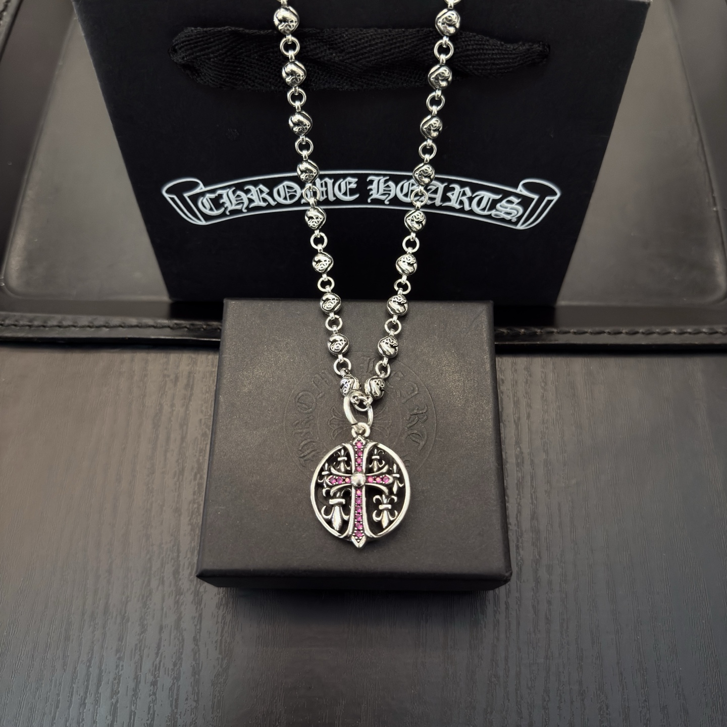 NO:724601,New [counter quality] Chrome Hearts retro love necklace, pink diamond cross pendant, concave and convex shapes with different pattern design styles, showing a distinctive cross and Scout flower is Chrome Hearts' symbol, so it is more durable. Genuine pattern-printed Chrome Hearts distinguishes the ordinary light version in the market. Match the version and standard quality. Look at the printing details, the degree of retro gray oxidation. Seiko version!  !  !  Purely handmade ~ Authentic open mold fashion essentials. Can be worn by both men and women. Same style for couples. Official website original. Rock punk Thai silver style. Retro elements. Trendy and versatile!  , jewelry boutique, chrome hearts, chrome hearts, necklace19860909新款【专柜品质】Chrome Hearts克罗心复古爱心项链 粉钻十字架吊坠 凹凸造型不同的花纹设计风格 呈现出与众不同 十字架 童军花是克罗心的志 所以更经久不衰 正品打版Chrome Hearts克罗心 区别市场普通轻版 对版对标品质 看字印细节 复古做旧灰氧程度.精工版本！！！ 纯手工打造 ～正品开模潮流时尚必备 男女均可佩戴 情侣同款 官网原版 摇滚朋克泰银风格 复古元素 潮流百搭！,饰品精品,chrome hearts,chrome hearts,necklace,Jewelry