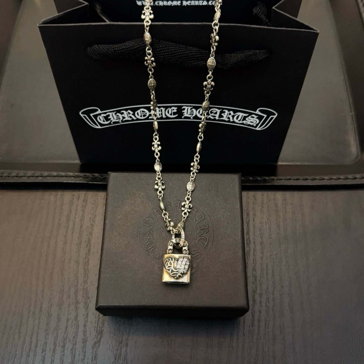 NO:724612,New [Counter Quality] Chrome Hearts Cross Flower Ball Necklace, Love Lock Pendant, Different concave and convex shapes, different pattern design styles are different. The cross scout flower is the symbol of Chrome Hearts, so it is more durable. The genuine patterned Chrome Hearts necklace is different from the ordinary light version in the market. Check the version and benchmark quality. Look at the printing details, the degree of retro gray oxidation. Seiko version!  , jewelry boutique, chrome hearts, chrome hearts, necklace19860909新款【专柜品质】Chrome Hearts克罗心十字花球项链 爱心锁吊坠 凹凸造型不同的花纹设计风格呈现出与众不同 十字架童军花是克罗心的标志 所以更经久不衰 正品打版Chrome Hearts克罗心项链区别市场普通轻版 对版对标品质 看字印细节 复古做旧灰氧程度.精工版本！,饰品精品,chrome hearts,chrome hearts,necklace,Jewelry