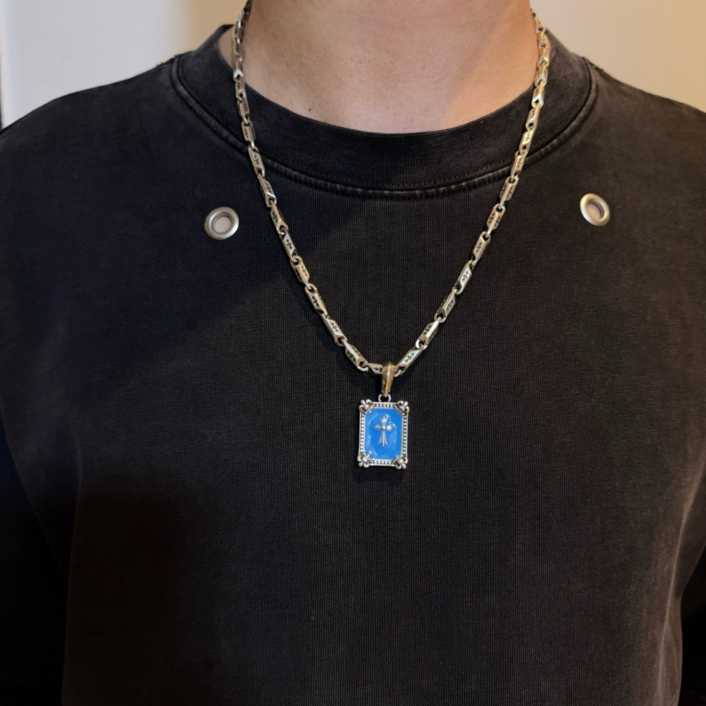 NO:724618,New [Counter Quality] Chrome Hearts Cross Necklace, Square Cross Pendant, Concave and Concave Shapes, Different Pattern Design Styles, Showing Distinctiveness. The Cross Scout Flower is the symbol of Chrome Hearts, so it is more durable. Genuine patterned Chrome Hearts necklace is different from the ordinary light version in the market. Match the version and standard quality. Look at the printing details, the degree of retro gray oxidation. Seiko version!  , jewelry boutique, chrome hearts, chrome hearts, necklace19860909新款【专柜品质】Chrome Hearts克罗心十字架项链 方牌十字架吊坠 凹凸造型不同的花纹设计风格呈现出与众不同 十字架童军花是克罗心的标志 所以更经久不衰 正品打版Chrome Hearts克罗心项链区别市场普通轻版 对版对标品质 看字印细节 复古做旧灰氧程度.精工版本！,饰品精品,chrome hearts,chrome hearts,necklace,Jewelry