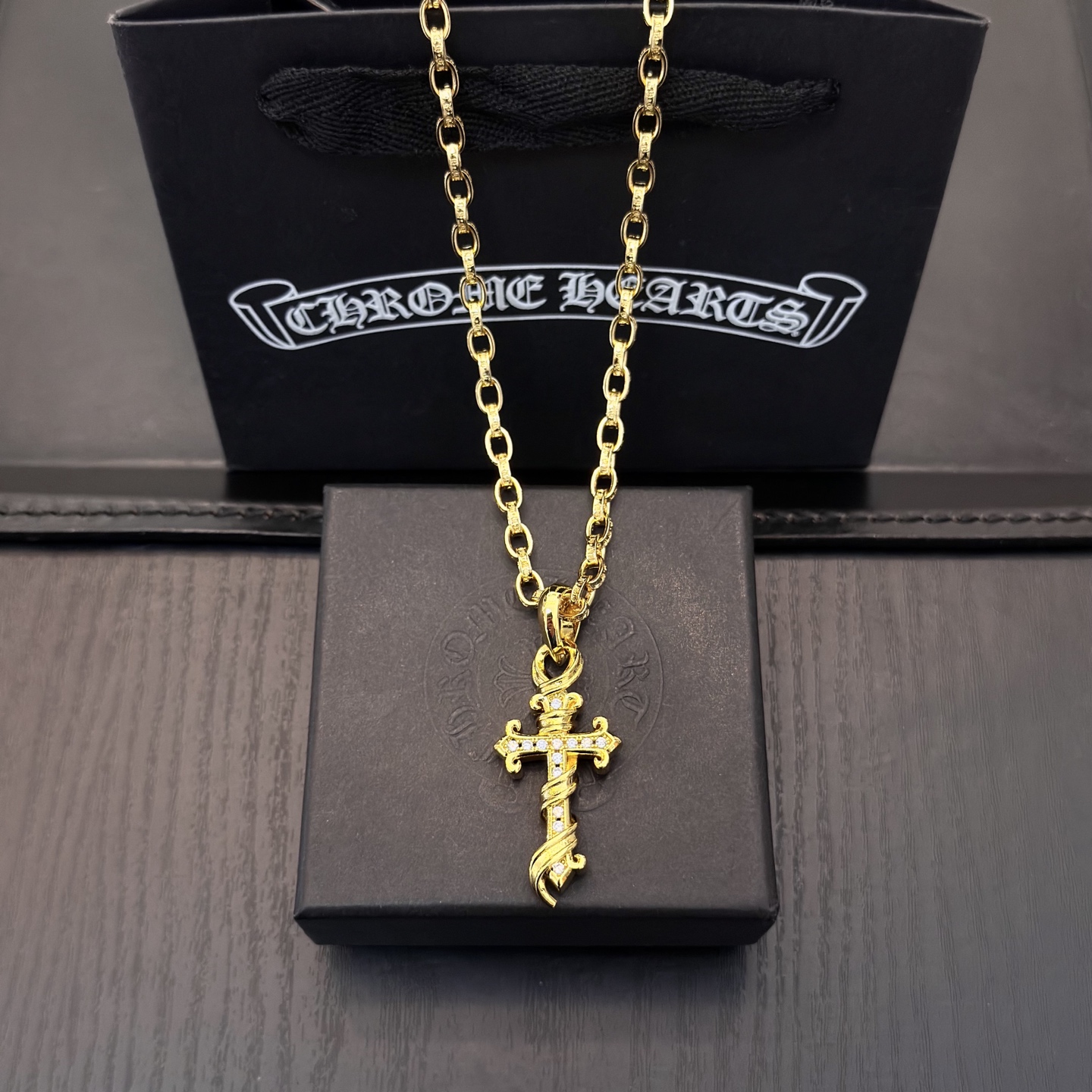 NO:724629,New [counter quality] Chrome Hearts letter necklace, full diamond cross pendant, different pattern design styles with concave and convex shapes, showing a distinctive cross and Scout flower is Chrome Hearts' symbol, so it is more durable. Genuine patterned Chrome Hearts distinguishes the ordinary light version in the market. Match the version and standard quality. Look at the printing details. The degree of retro gray oxidation. Seiko version!  !  !  Purely handmade ~ Authentic open mold fashion essentials. Can be worn by both men and women. Same style for couples. Official website original. Rock punk Thai silver style. Retro elements. Trendy and versatile!  , jewelry boutique, chrome hearts, chrome hearts, necklace19860909新款【专柜品质】Chrome Hearts克罗心字母项链 满钻十字架吊坠 凹凸造型不同的花纹设计风格 呈现出与众不同 十字架 童军花是克罗心的志 所以更经久不衰 正品打版Chrome Hearts克罗心 区别市场普通轻版 对版对标品质 看字印细节 复古做旧灰氧程度.精工版本！！！ 纯手工打造 ～正品开模潮流时尚必备 男女均可佩戴 情侣同款 官网原版 摇滚朋克泰银风格 复古元素 潮流百搭！,饰品精品,chrome hearts,chrome hearts,necklace,Jewelry