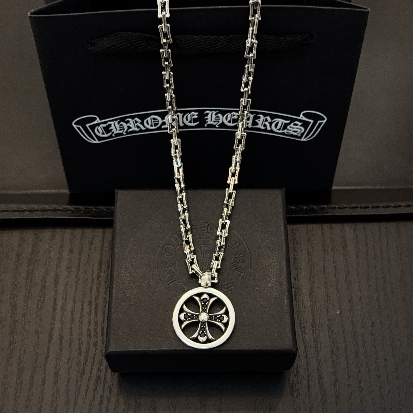 NO:724635,New [Counter Quality] Chrome Hearts Classic Retro Necklace, Round Cross Pendant, Concave and Concave Shapes, Different Pattern Design Styles, Showing a Distinctive Cross, Scout Flower is Chrome Hearts' Emblem, So It's More Enduring. Genuine Patterned Chrome Hearts, Differentiating from Ordinary Light Versions in the Market, Matching Edition, Standard Quality, Look at the Printing Details, Retro and Old Gray Oxygen Level. Seiko Version!  !  !  Purely handmade ~ Authentic open mold fashion essentials. Can be worn by both men and women. Same style for couples. Official website original. Rock punk Thai silver style. Retro elements. Trendy and versatile!  , jewelry boutique, chrome hearts, chrome hearts, necklace19860909新款【专柜品质】Chrome Hearts克罗心经典复古项链 圆牌十字架吊坠 凹凸造型不同的花纹设计风格 呈现出与众不同 十字架 童军花是克罗心的志 所以更经久不衰 正品打版Chrome Hearts克罗心 区别市场普通轻版 对版对标品质 看字印细节 复古做旧灰氧程度.精工版本！！！ 纯手工打造 ～正品开模潮流时尚必备 男女均可佩戴 情侣同款 官网原版 摇滚朋克泰银风格 复古元素 潮流百搭！,饰品精品,chrome hearts,chrome hearts,necklace,Jewelry