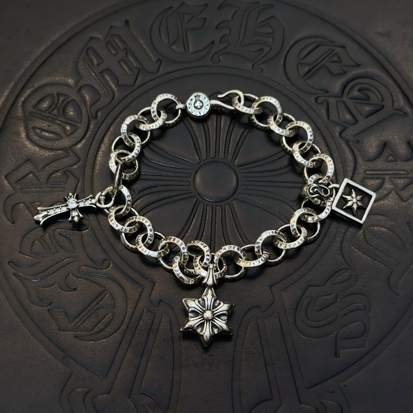 NO:724641,New [counter quality] Chrome Hearts Bracelet. Concave and convex shapes with different pattern design styles, showing a distinctive cross. The Scout flower is the symbol of Chrome Hearts, so it is more durable. Genuine pattern-printed Chrome Hearts distinguishes the ordinary light version in the market. Check the quality of the version. Look at the printing details. The degree of retro gray oxidation. Seiko version!  !  !  Purely handmade ~ Authentic open mold fashion essentials. Can be worn by both men and women. Same style for couples. Official website original. Rock punk Thai silver style. Retro elements. Trendy and versatile!  , jewelry boutique, chrome hearts, chrome hearts, bracelet19860909新款【专柜品质】Chrome Hearts克罗心手链 凹凸造型不同的花纹设计风格 呈现出与众不同 十字架 童军花是克罗心的志 所以更经久不衰 正品打版Chrome Hearts克罗心 区别市场普通轻版 对版对标品质 看字印细节 复古做旧灰氧程度.精工版本！！！ 纯手工打造 ～正品开模潮流时尚必备 男女均可佩戴 情侣同款 官网原版 摇滚朋克泰银风格 复古元素 潮流百搭！,饰品精品,chrome hearts,chrome hearts,bracelet,Jewelry